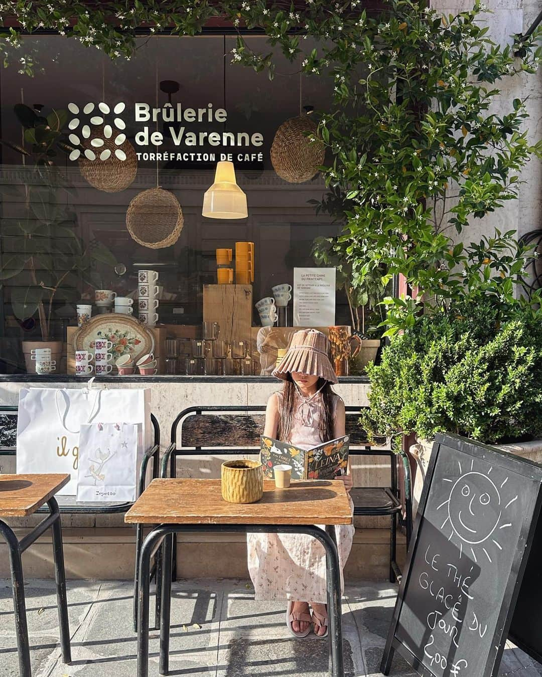 フィロとポンポンのインスタグラム：「Pendant que Maman & Papa font leur petites courses, lecture incognito sur la terrasse du plus confidentiel des cafés-tisanes de la rive gauche… Sous le soleil couchant, je profite d’un moment de calme et de douceur pour faire une petite lecture…🫖🌿」