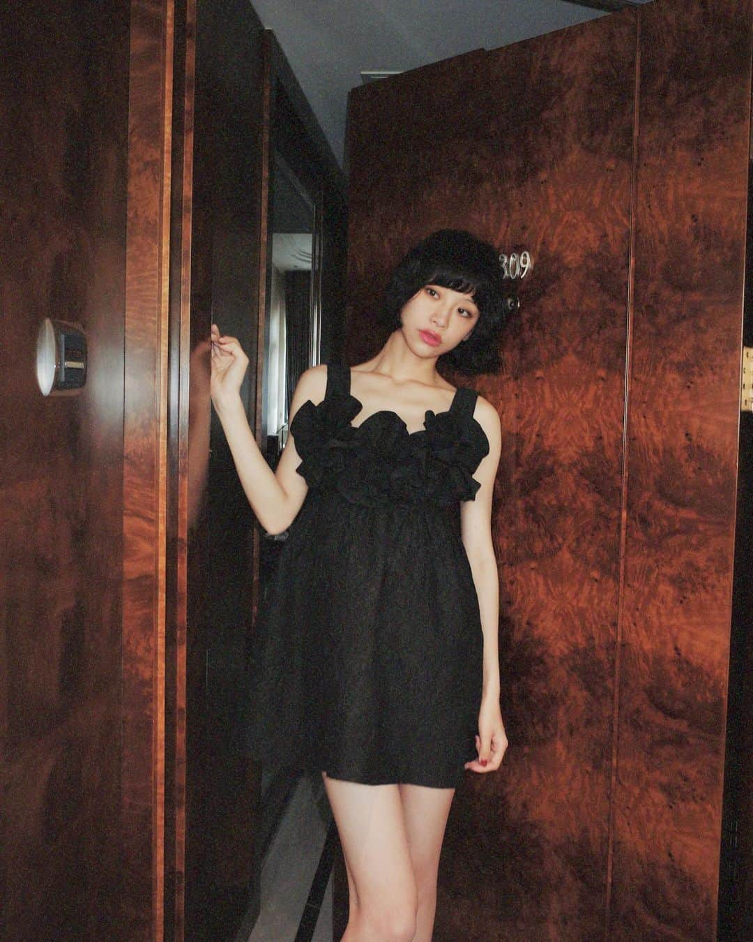 る鹿のインスタグラム：「Love my little black dress 🖤」