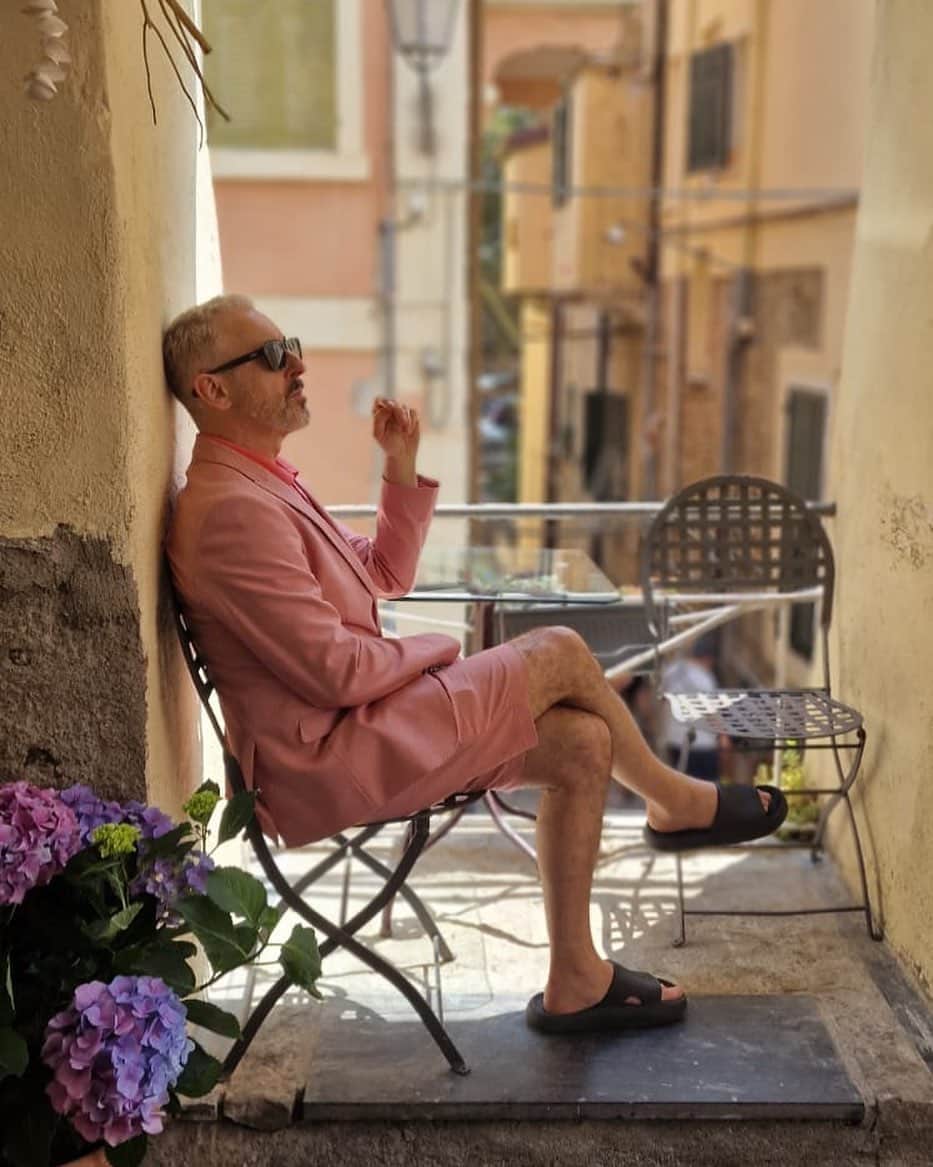 アラン・カミングのインスタグラム：「Working hard for the money」