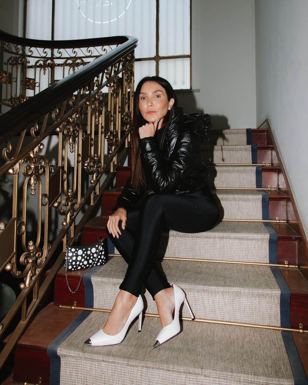 Lalá Noletoのインスタグラム：「O poder de um scarpin branco @paulatorresbrand 🌟 além de ser MUITO confortável (ele é feito na napa), tem um design que abraça os pés e uma biqueira com banho de níquel que da um toque moderno para esse modelo clássico e sexy!」