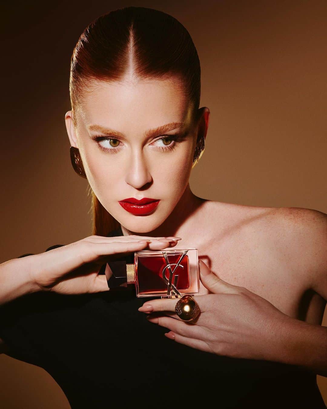 マリーナルイバルボサのインスタグラム：「Liberte os instintos para viver a paixão. Liberte o prazer para se deliciar com cada momento. #LiberteOFogo e ame intensamente com @yslbeauty #yslbeautybr」