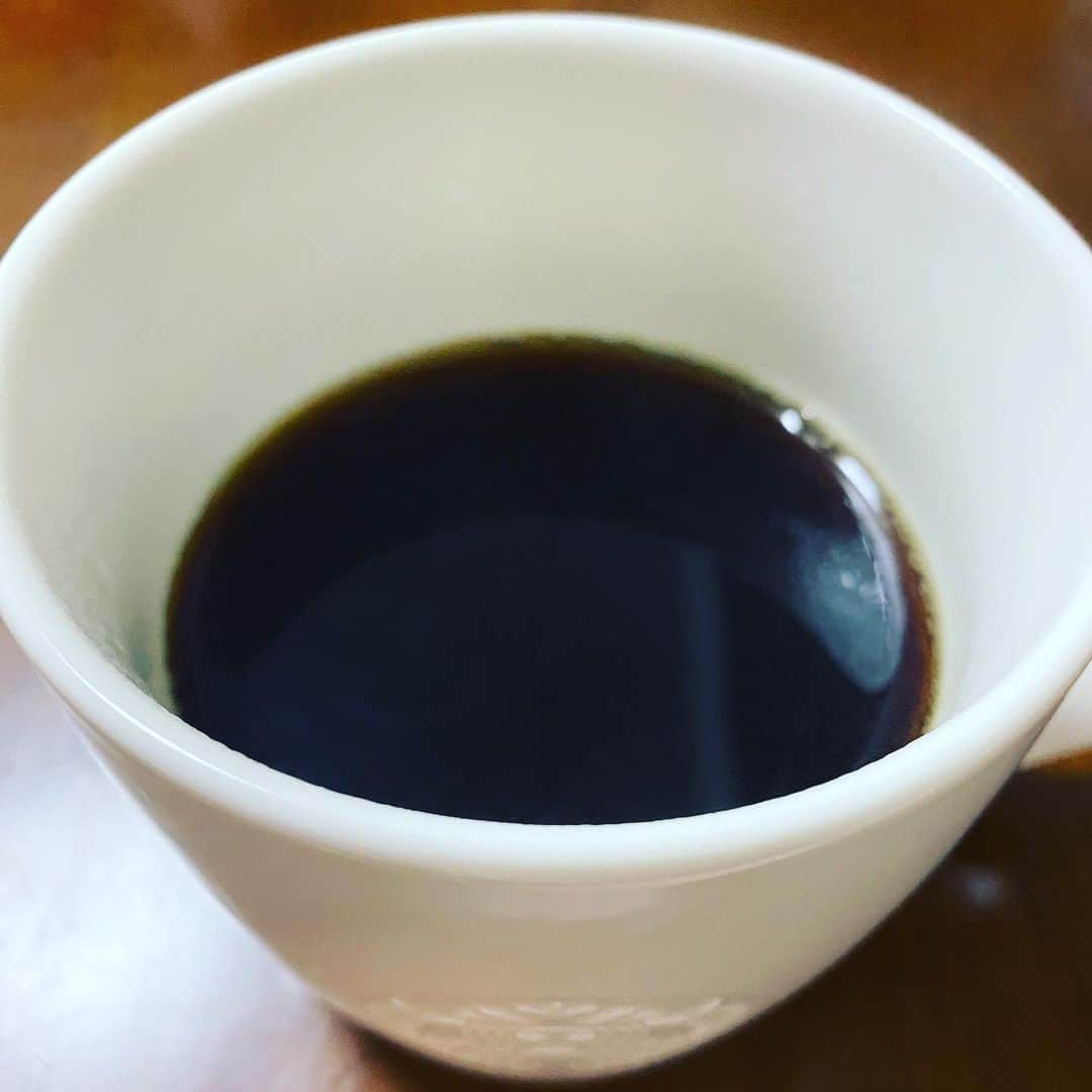 カバのインスタグラム：「コーヒーチャレンジ☕️  おはようございます！ 本日もコーヒーから！ (77日目)  今日も祇園花月で佐藤太一郎・小西武蔵リーダー新喜劇に出演させていただきます！2回公演ありまして、あまり見れない配役にも注目！ 是非ぜひ劇場に笑いに来て下さい😊 よろしくお願いしますー！  では皆さん、今日も良い一日を！  #吉本新喜劇 #カバ #コーヒーチャレンジ #苦手なコーヒーをお茶の感覚で飲めるようになるまでの道のり #コーヒー #カフェ #カフェ巡り #喫茶店巡り #coffee #coffeechallenge #Cafe #MOUNT HAGEN #ARABICA CAFE #instant #カバッチグー #どーゆーそれー #次はどこでコーヒー嗜も？ #皆さん、今日も良い一日を！」