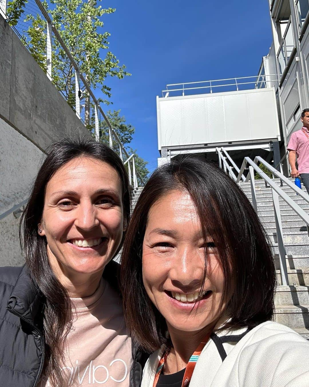 伊達公子さんのインスタグラム写真 - (伊達公子Instagram)「Roland Garros2023 DAY3  ツアー仲間だったスペインのArantxa Parra Santonjaとバッタリ。 彼女とはダブルスで組んだり、ごはん一緒に行ったりとても仲が良かった1人です。  #伊達公子 #kimikodate  #テニス  #テニスプレイヤー #tennis  #tennisplayer #2023年5月30日 #day3 #rolandgarros #rolandgarros2023 #全仏オープンテニス #全仏オープンテニス2023 #paris #パリ #wowow #wowowテニス #wowowテニスアンバサダー」5月31日 8時08分 - kimiko.date