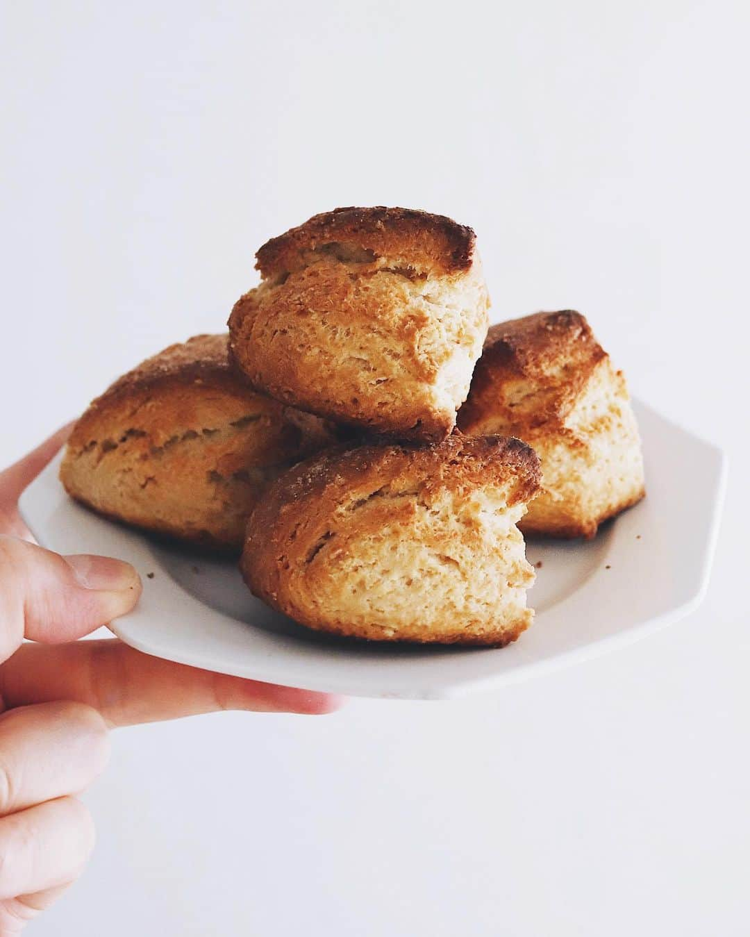 樋口正樹さんのインスタグラム写真 - (樋口正樹Instagram)「Scones ☕️ . 朝からスコーン焼きました。 再びharunaさんのレシピで 粉の半分を全粒粉に変更し ホクホクでザクザク食感の また好みの感じにできたよ🤗 . レシピは👉 @_chibitaco_ . クリームチーズを上にのせ 美味しい#フジスコ にして、 コーヒーカップの淵に置き 逆さ富士を試みましたけど 表面にキレイに写り込まず😅 . . #スコーン #プレーンスコーン #スコーン好き #朝スコーン #手作りおやつ #自家製スコーン #焼き立て #scone #scones #baking #scones #sconesofinstagram #homemadescones #homebaking #homebake #bakingday」5月31日 8時19分 - higuccini