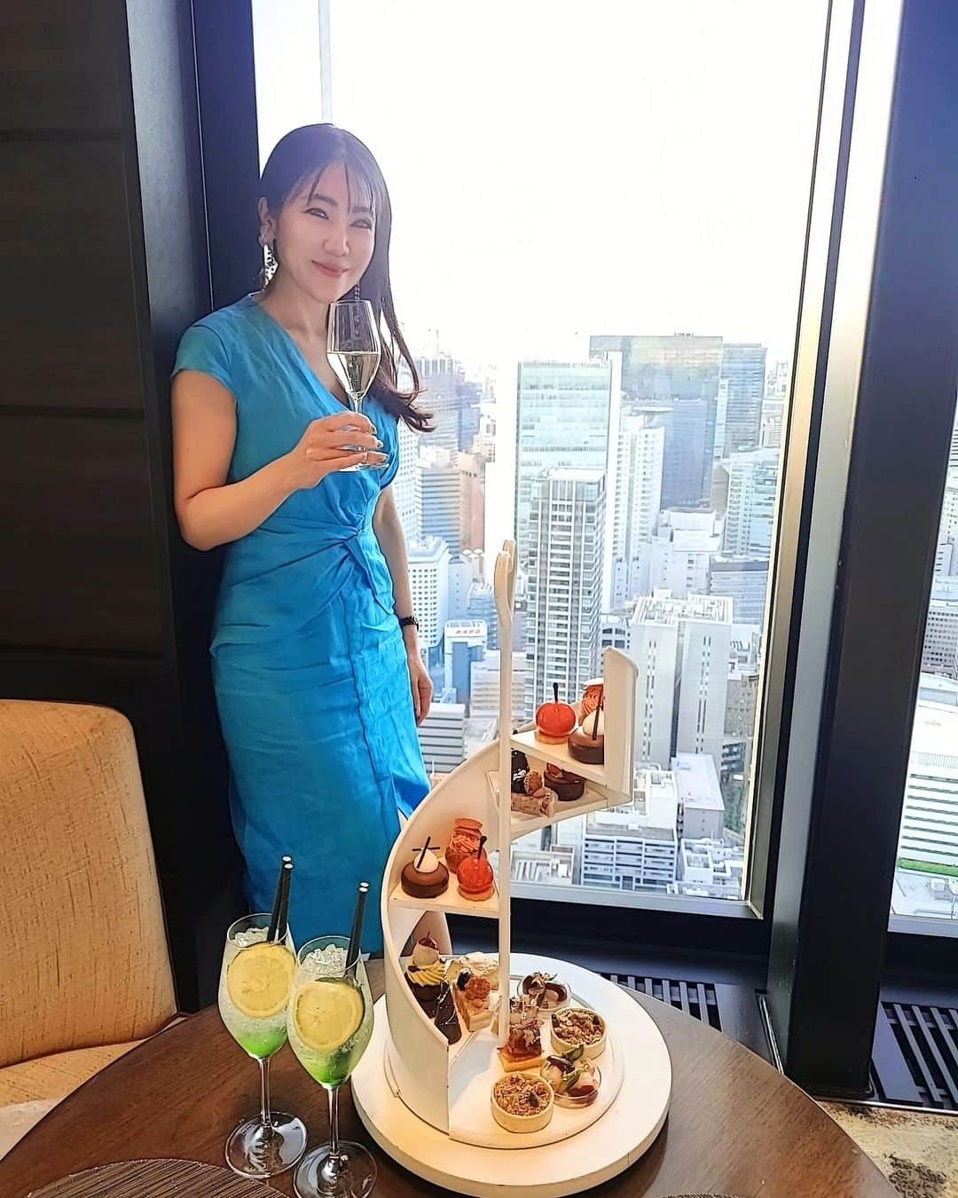 今堀恵理のインスタグラム：「コンラッド大阪  @conradosaka   「CHERRYFIC TEA TIME」チェリーアフタヌーンティー ～7月上旬開催中🍒  スイーツ6種類と、セイボリーアイテム5種類、全11種類のメニューが並べられてます💓 何から食べるか迷います  チェリーは、フランス産のグリオットチェリーや、イタリア産のアマレーナチェリー、アメリカンチェリーを使用🍒  コンラッド大阪オリジナルブレンドを含むTWG Teaの8種類の紅茶など、全10種類の紅茶と3種類のコーヒーがフリーフローで飲めます😍  いつもはお昼に行きますが夕方から行ってサンセットと夜景🌃を見ながらアフタヌーンティーを頂きました 40階からのパノラマビューはと～っても美しいですよ✨  私のコーデはSHEIN  	割引クーポンコード JBV12 リネンのブルーのワンピース商品ID：14304292 ピアスも@sheinofficial　@shein_japan  #CHERRYFICTEATIME #コンラッド大阪 #コンラッドアフタヌーンティー #大阪ホテル #SHEINbeachvacay #SHEINswimvibes #SHEINforAll #ad#SHEINpartner」