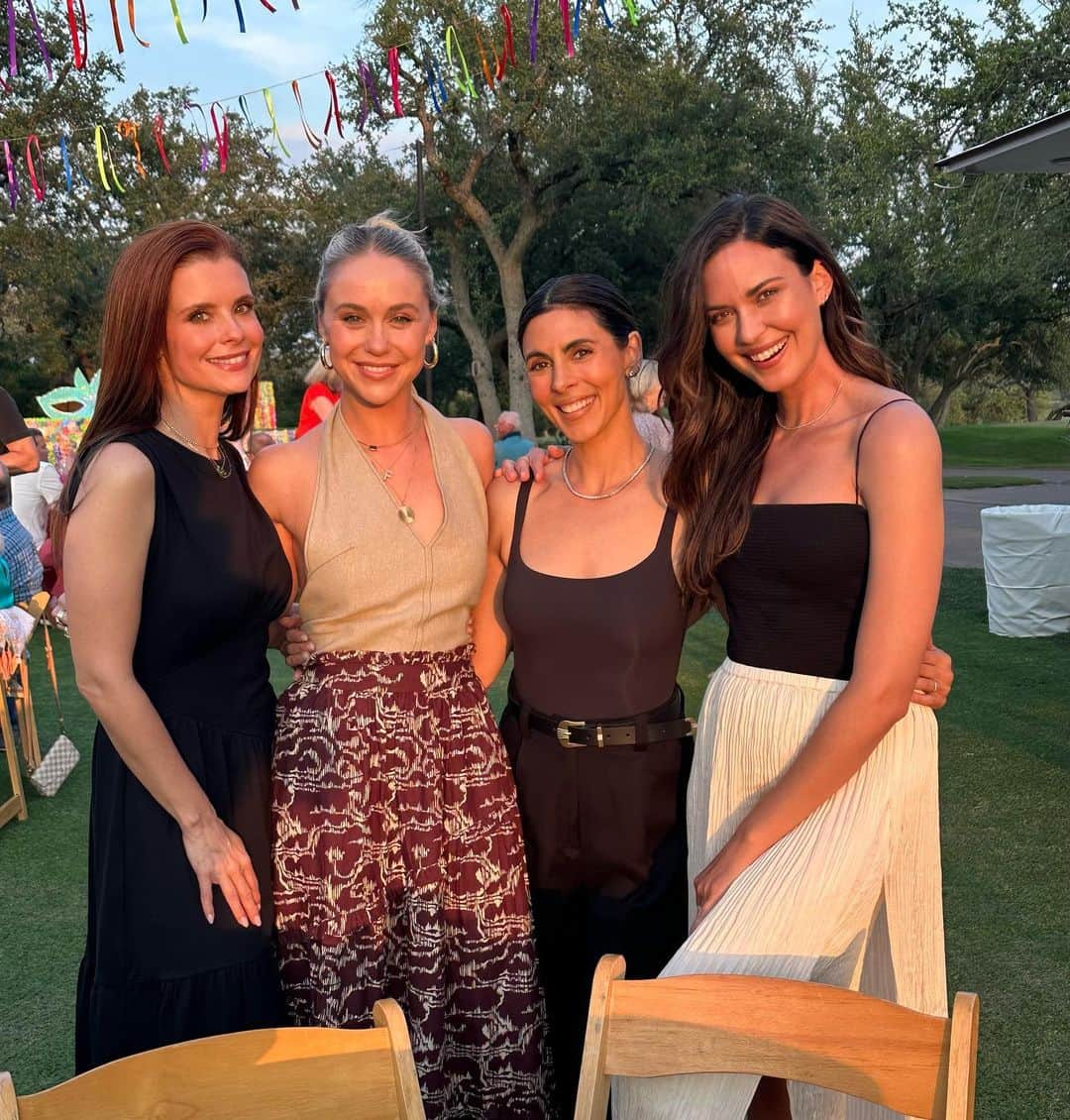 オデット・アナブルさんのインスタグラム写真 - (オデット・アナブルInstagram)「I don’t hate when my husband golfs nearly as much when I have these girls with me ⛳️ #ohthisisalcohol」5月31日 8時12分 - odetteannable