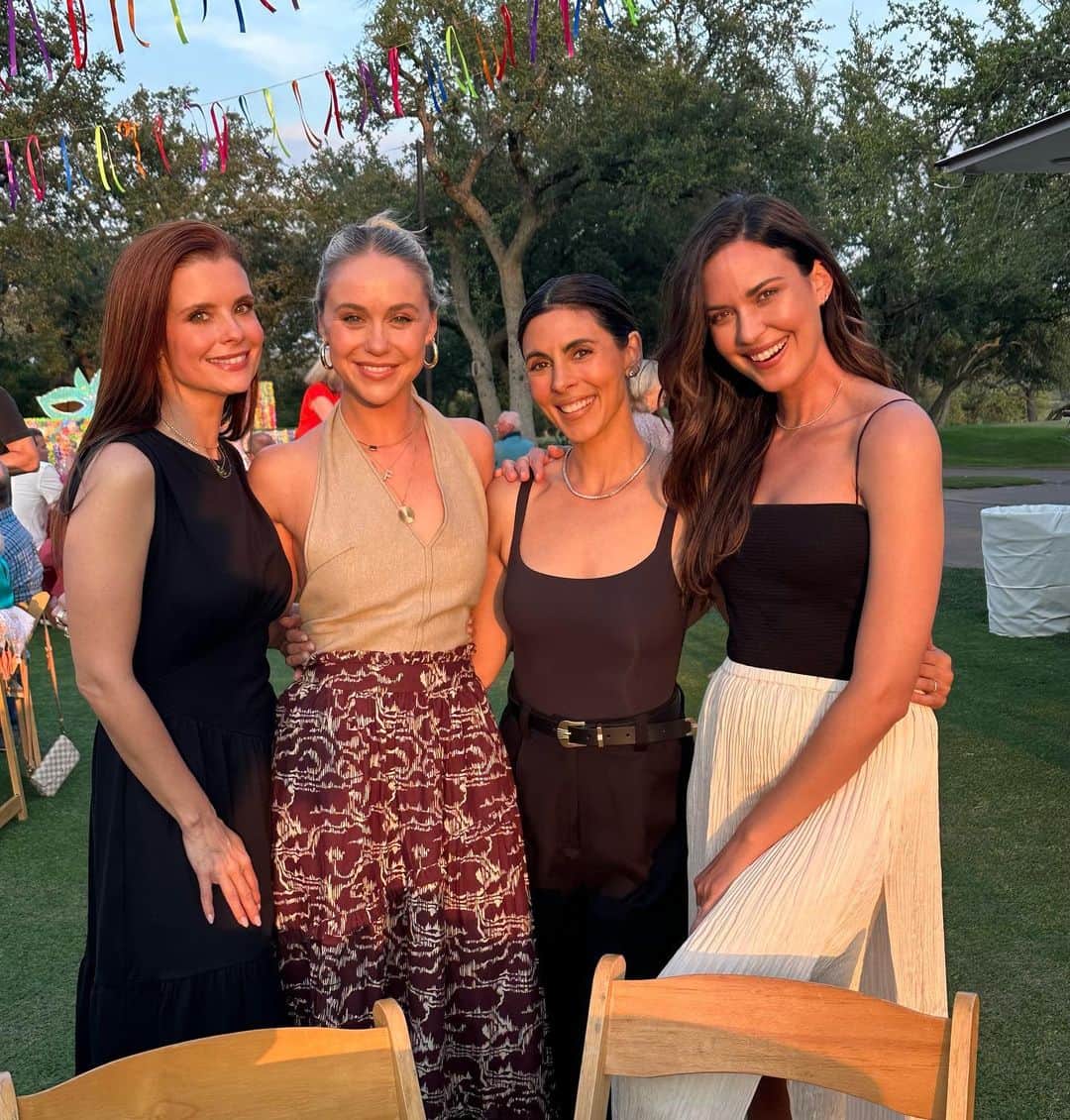 オデット・アナブルのインスタグラム：「I don’t hate when my husband golfs nearly as much when I have these girls with me ⛳️ #ohthisisalcohol」