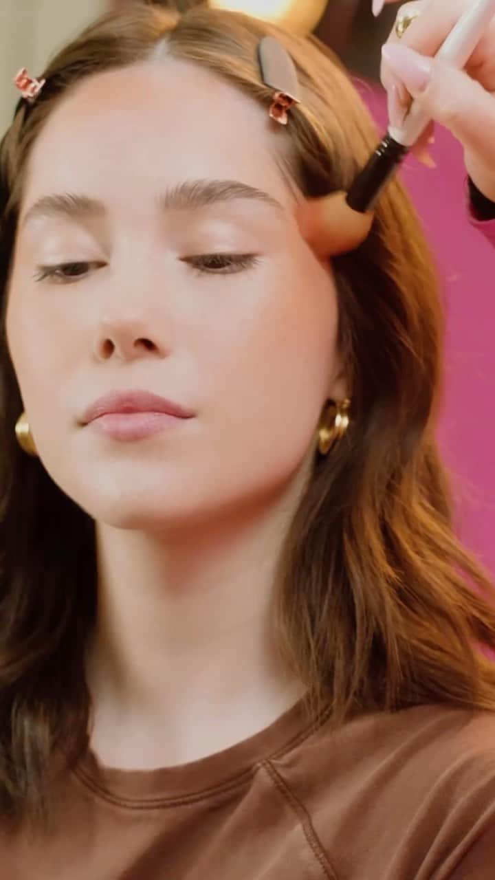 Benefit Cosmeticsのインスタグラム：「Quiet on set!  🎬 Celebrity makeup artist, @alexisoakley, is ready to drop all her favorite makeup techniques so you can bronze and glow like a pro! 📸 ⁠ ⁠ Who’s ready to get their Alexis beat on 🙋‍♀️🙋⁠ ⁠ #benefitcosmetics #makeup #beauty #glam #celebritymakeupartist #hoolabronzer #benefitblush」
