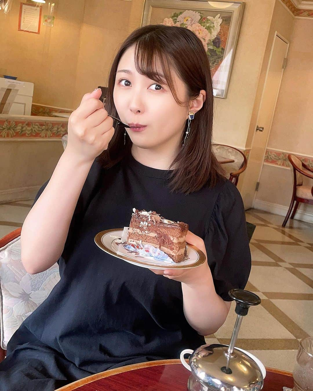 佐々木晴花のインスタグラム：「・ ・ 池袋にあるタカセ9階コーヒーラウシンジにて 女子会~~~☕️🍰  昭和レトロな雰囲気の中ゆったりと女子トーク、ホッと癒された🥰🌼  明日から6月😳 皆さんもたまにはゆったり休息しながら、来月も頑張っていきましょ~~~無理はしないでね~~~🥞🫖𓂂𓏸  フォロワーの皆さんいつもあたたかく見守ってくれてありがとうございます☺️ ・ ・ ・ #池袋 #池袋グルメ #池袋カフェ #池袋スイーツ  #カフェ #カフェ巡り #カフェ部 #カフェ活  #スイーツ巡り #スイーツ部 #スイーツ女子  #グルメ女子 #東京グルメ #食いしん坊女子  #女子会 #昭和レトロ #レトロ喫茶  #タカセ #タカセ池袋本店 #タカセコーヒーラウンジ  #アラサー女子 #アラサー女子コーデ  #アラサー独身女子 #ビール女子 🍺 #チャンネル登録お願いします」