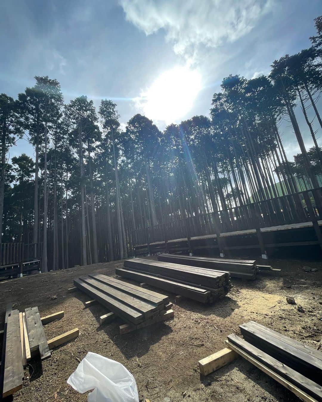 脇阪寿一さんのインスタグラム写真 - (脇阪寿一Instagram)「奏の森 Resorts 今年秋オープン  完全な山から倒木を整理して、木を切り出し、抜根して、、、 ウッドデッキを作るなど、巨大なDIYを経験させて頂いてる奏の森リゾート建設。 景色の変わり様、プロジェクトの進行に、微力ながら関わらせて頂いた僕の心は昂ります。 至る所に刻んだ寿一参上。 この思い出はこの施設がオープンし、人々の笑顔が絶えないシーンで更に強く心を揺さぶる事でしょう。  次は椅子と机を作ります💪  #奏の森リゾート @kanadenomoriresorts  #静岡県 #伊豆 #伊東 #伊東市  #グランピング #グランピング施設 #BBQ #ライフエッグ」5月31日 8時37分 - juichiwakisaka