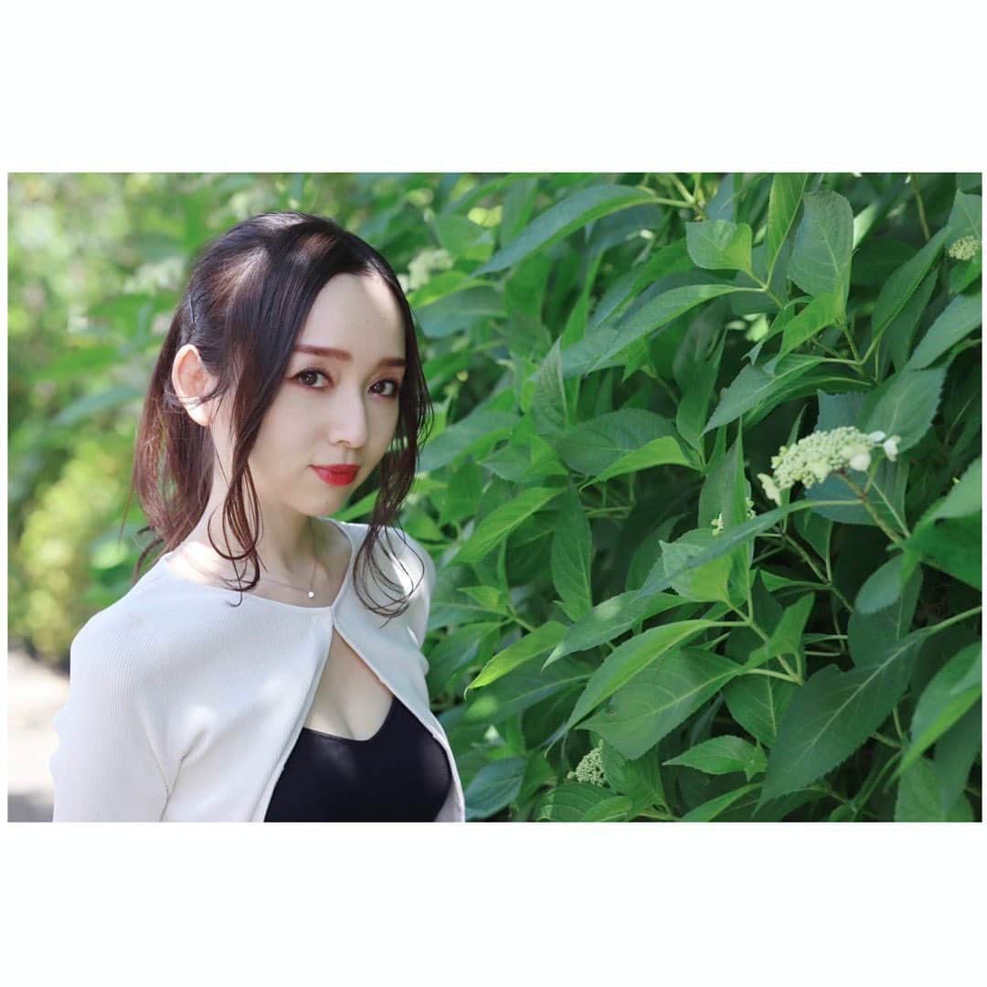 宮本笑里のインスタグラム：「おはようございます🌱 時折困ると5枚目になります。  最近湿度多めですが… 今日も乗り切りましょう💐  #ootd @code_a___.jp #tokyo #japan」