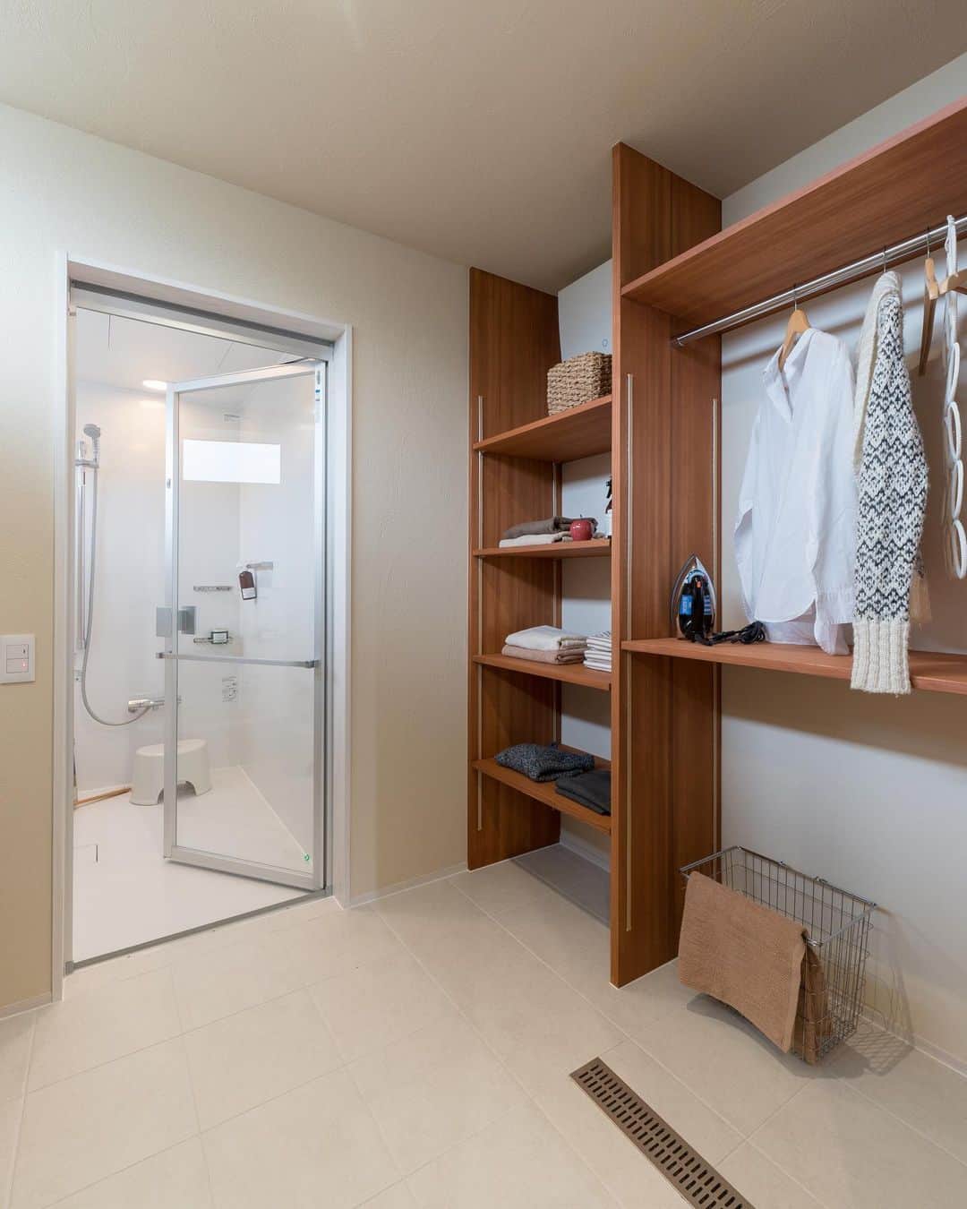 安成工務店さんのインスタグラム写真 - (安成工務店Instagram)「清潔感のある白を基調とした洗面脱衣室には、しっかりと収納を設けて。横並びの造作デスクは、お洗濯を待つ間に一息つける憩いの空間。  more photos…@yasunari_komuten  ...............  💡暮らしの中の“ちょっといいな”を集めました @yasunari_life  💡安成工務店がご提案する家具ショップ @ecoshop_com  ...............  #安成工務店 #yasunari #工務店 #注文住宅 #住宅 #木の家 #木造 #一戸建て #新築 #マイホーム #省エネ住宅 #エネルギー自給 #自然素材 #OMソーラー #家 #無垢材 #山口県 #福岡県 #季節を楽しむ #津江杉 #珪藻土 #セルロースファイバー断熱材 #輪掛乾燥材 #家造り #家づくり記録 #洗面脱衣室 #家事コーナー #造作収納 #造作収納棚 #洗面所」5月31日 8時34分 - yasunari_komuten