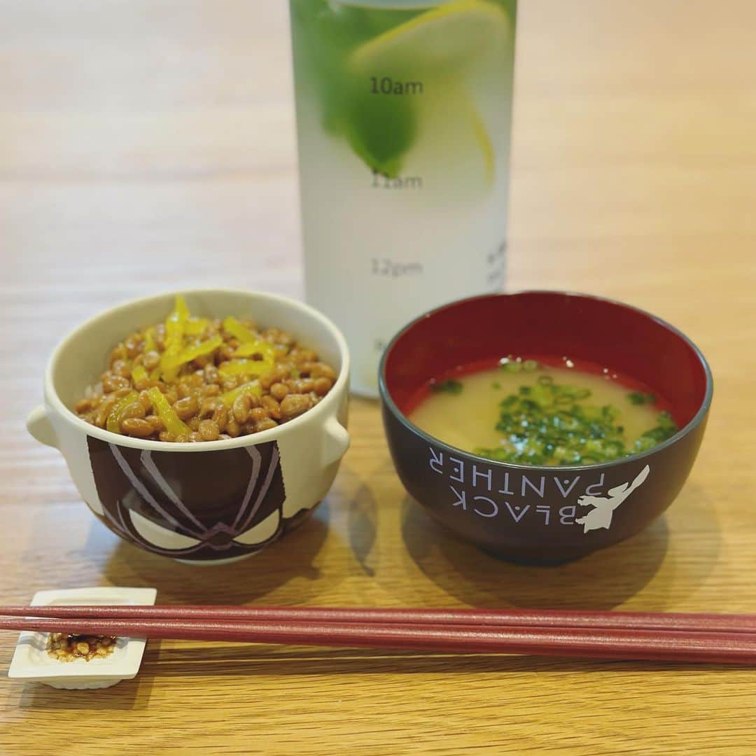 石川梨華のインスタグラム：「朝ごはん🍚  今日は朝から珍しくお腹が空きました！ たくあん入りの納豆ごはんと新玉ねぎのお味噌汁😋 長男のブラックパンサーの器を借りた🖤 美味しかった✨  で、最近飲み始めたはちみつレモン水🍋  私、ガサツでズボラなんだけど、変な所神経質で。  納豆食べてる口でボトルに口つけて飲むのが嫌で、こういう時はコップに移して飲みます！  普段自分の洗い物は最小限にしたいのに これは妥協できない🤣  そこ〜？神経質だな私、って所、チョコチョコありますw  ちなみにA型です🙋‍♀️  #石川梨華 #モーニング娘og #リアル梨華 #二児の母 #年子 #やんちゃボーイズ #朝ごはん #はちみつレモン水 #変な所神経質」