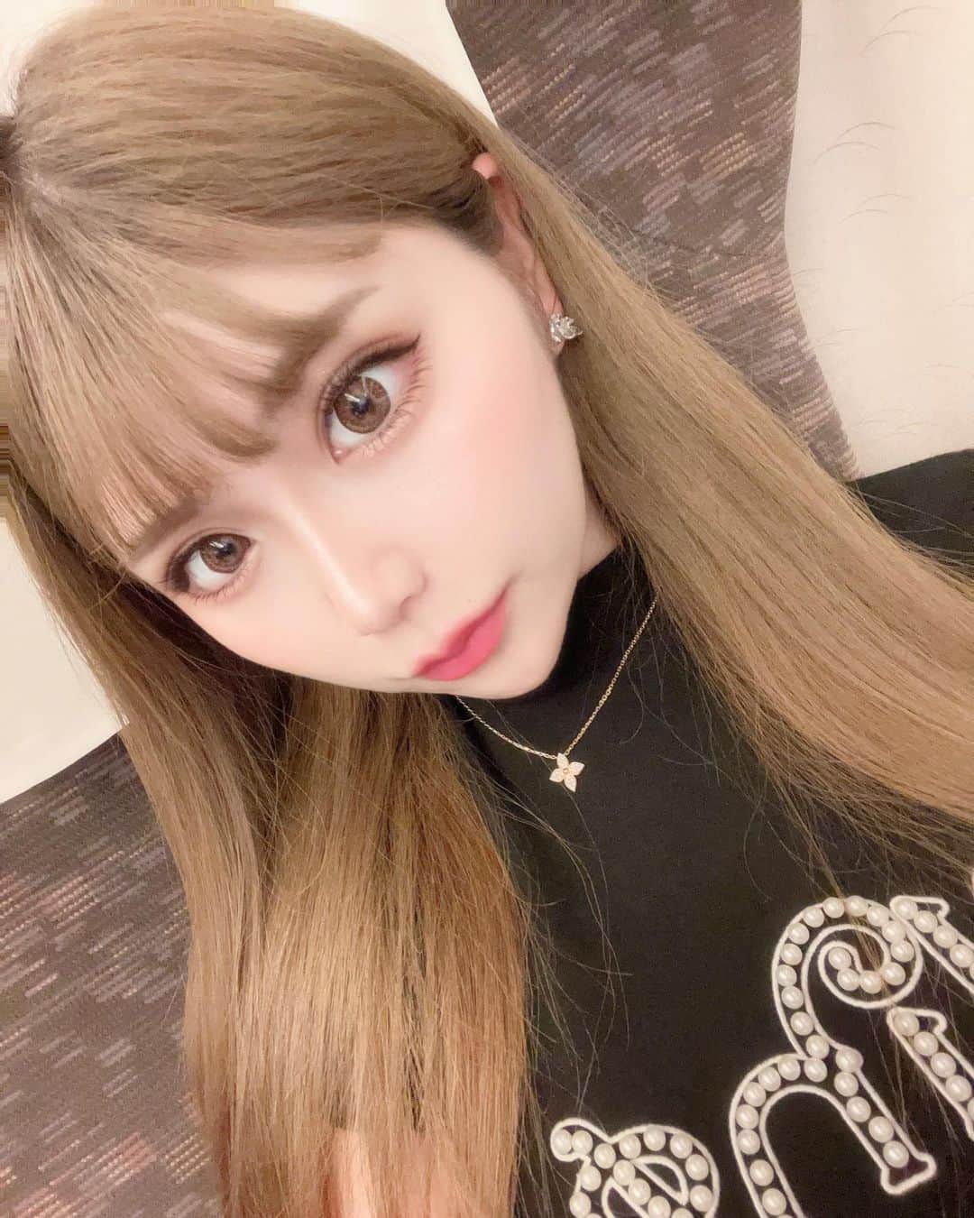 のインスタグラム：「髪染めたい🥺 前髪作ると前髪無しにしたくなるけど、無しにすると前髪作りたくなる🥹 無いものねだりですね🫶🏻  .  いいねでdmするよ🥰🥰🥰」