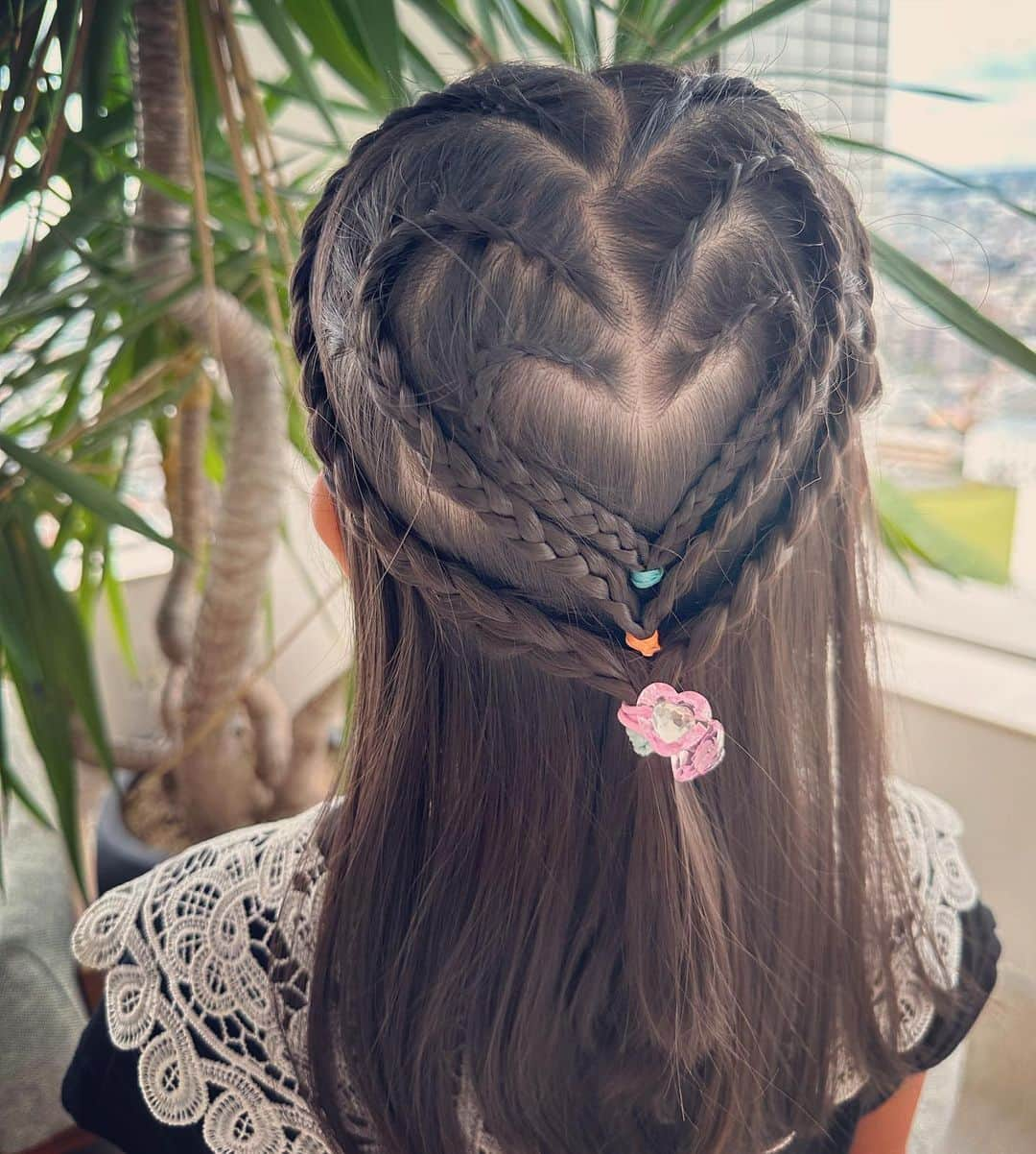 向山志穂のインスタグラム：「Three hearts🫶🏻🫶🏻🫶🏻💕  #hairstyle #編み込みアレンジ」