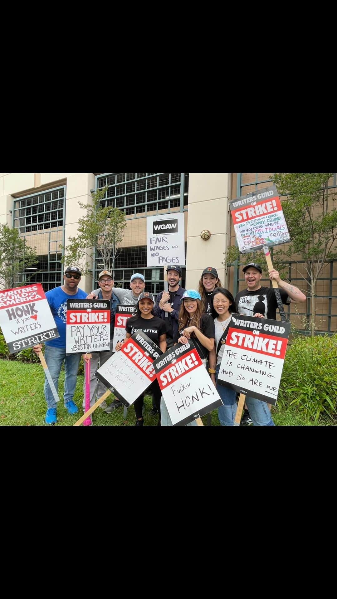 ダニエル・パナベイカーのインスタグラム：「Last week some of us from The Flash went out to picket in support of the WGA and their fight to get a fair deal for their members. Proud to march with them. #WGAStrong」