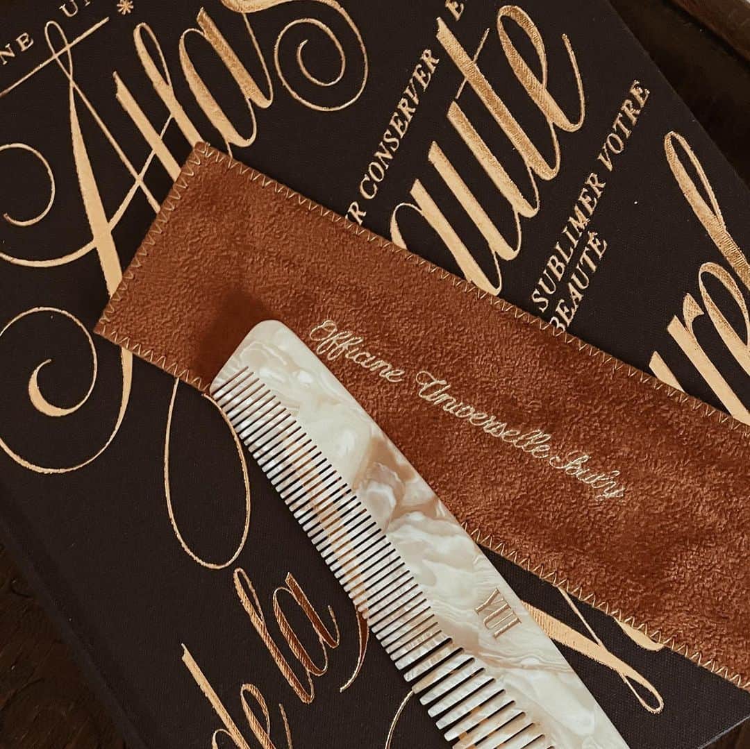 yuiのインスタグラム：「my birthday gift🎁  ずっと愛用したいbulyの櫛。 オンラインで入荷を待っていたけど なかなかタイミングが合わず、 実店舗にいったら出会えた♡ 植物由来の上質なアセテート製で、 スイスの工房でひとつひとつ ハンドメイドされているらしい🤲🏼 すっと髪に通すだけで つるつるつやつやになる✨  刻印も入れてもらって、 特別な一本になりました。  自然派美容の教科書という本も 眺めているだけで楽しい♡ レシピに沿って何か作りたい🧪👩🏼‍🔬」