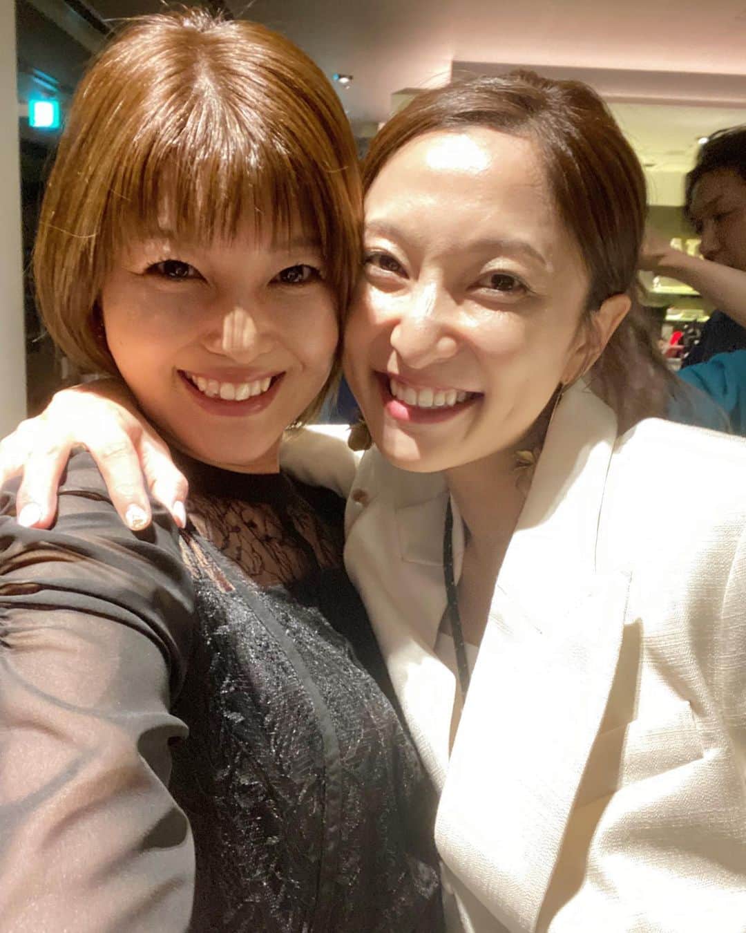 のインスタグラム：「. 前の投稿に出てきたゆっちゃんは 私の青春を思い出すと、すぐに浮かんでくる子です。 . 中学んとき、おんなじマフラー巻いて おんなじくらいスカートまげて 身長も体重もおんなじ。好きなものもおんなじ。 放課後は、部活終わってタピオカ飲んで むっちゃん万十食べて、プリとって、カラオケいって♪ 信じられないくらい、繰り返してたんだど… よー飽きんやったな、このプラン。笑 . 大人になって会えない日が続いても 「一緒」ってことが多くて 繋がってるって、こーゆことか！と思いました。 . ゆっちゃんが嫁にいくのは 私の中学生の時からの夢だったから 挙式も披露宴も、涙止まんなかったよ。 可愛かったなぁ… . とにかく、めちゃ大事な子なんすよ。 . 次の日は、もう人に会いたくないくらい ボロボロ状態だったのに、、、やっぱ会いたくて… すっぴん、へろへろ、くたくたで合流。 会えてよかったー。 嘘みたいに久しぶりなのに 久しぶり感がなくて、不思議でした。 . 改めて、ゆっちゃん、おめでとう♡」
