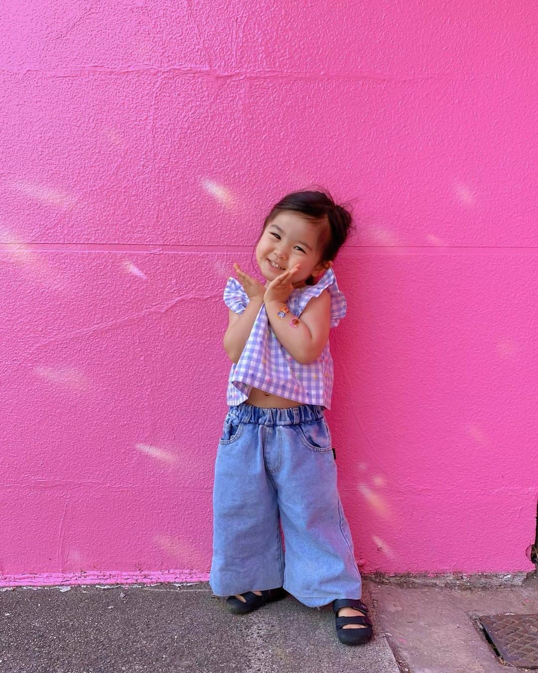 のインスタグラム：「💗💗💗💗 寝起きの朝さんぽ 撮って撮ってと言ってくる🤗 ２枚目の顔すき  #おはよう #２歳10ヶ月」