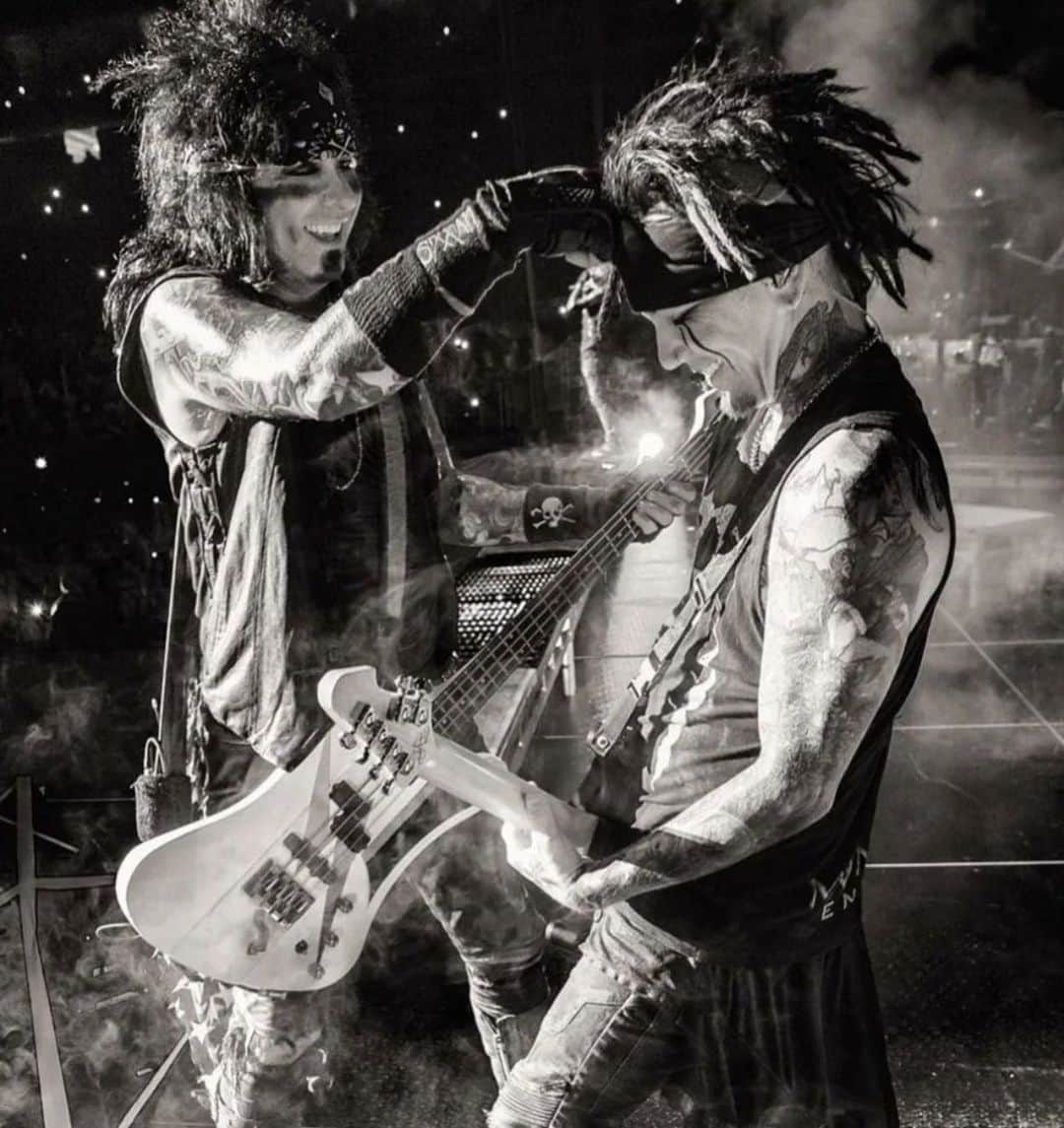 DJアシュバさんのインスタグラム写真 - (DJアシュバInstagram)「Here’s a shot that brought back some great memories! Always fn around with each other during the shows! #sixxam #goodtimes」5月31日 8時56分 - ashba