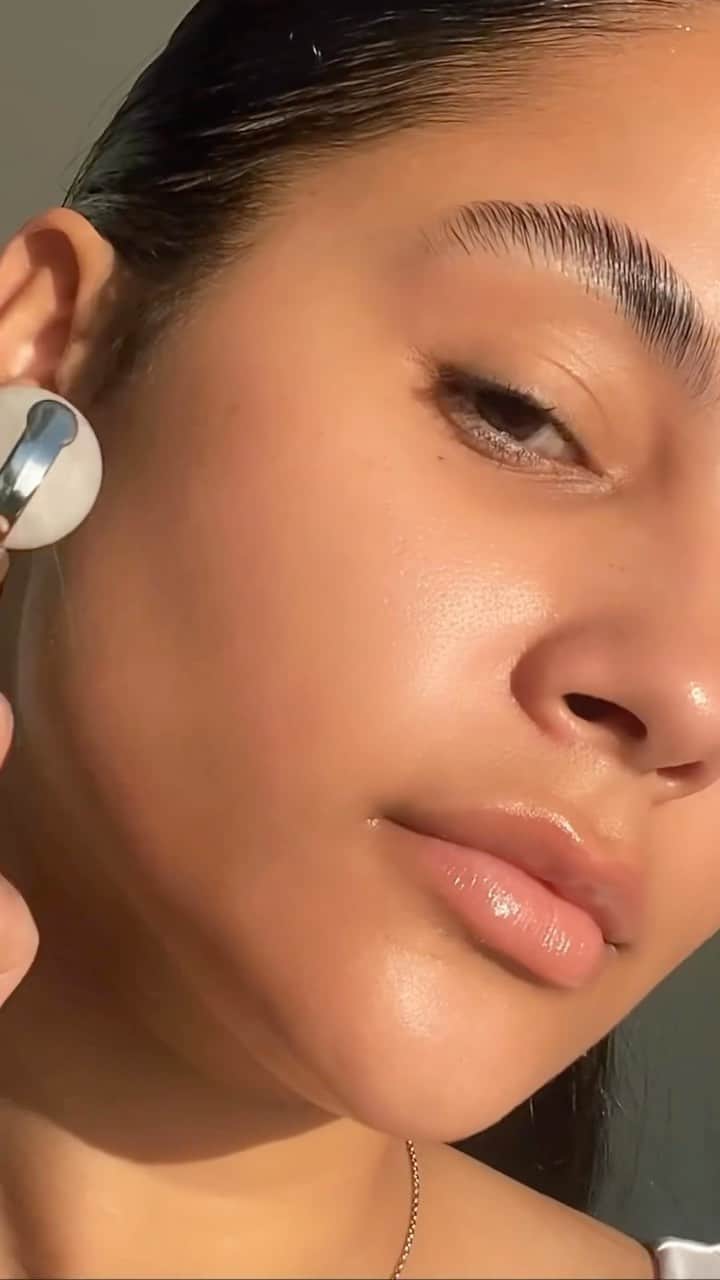 ドゥラメールのインスタグラム：「Ready to help skin look lifted, healthier, and revitalized? Embrace the rejuvenating power of The Moisturizing Soft Cream, one of our all-day healing moisture favorites.  #LaMer #LaMerSkincare #LaMerSoftCream」