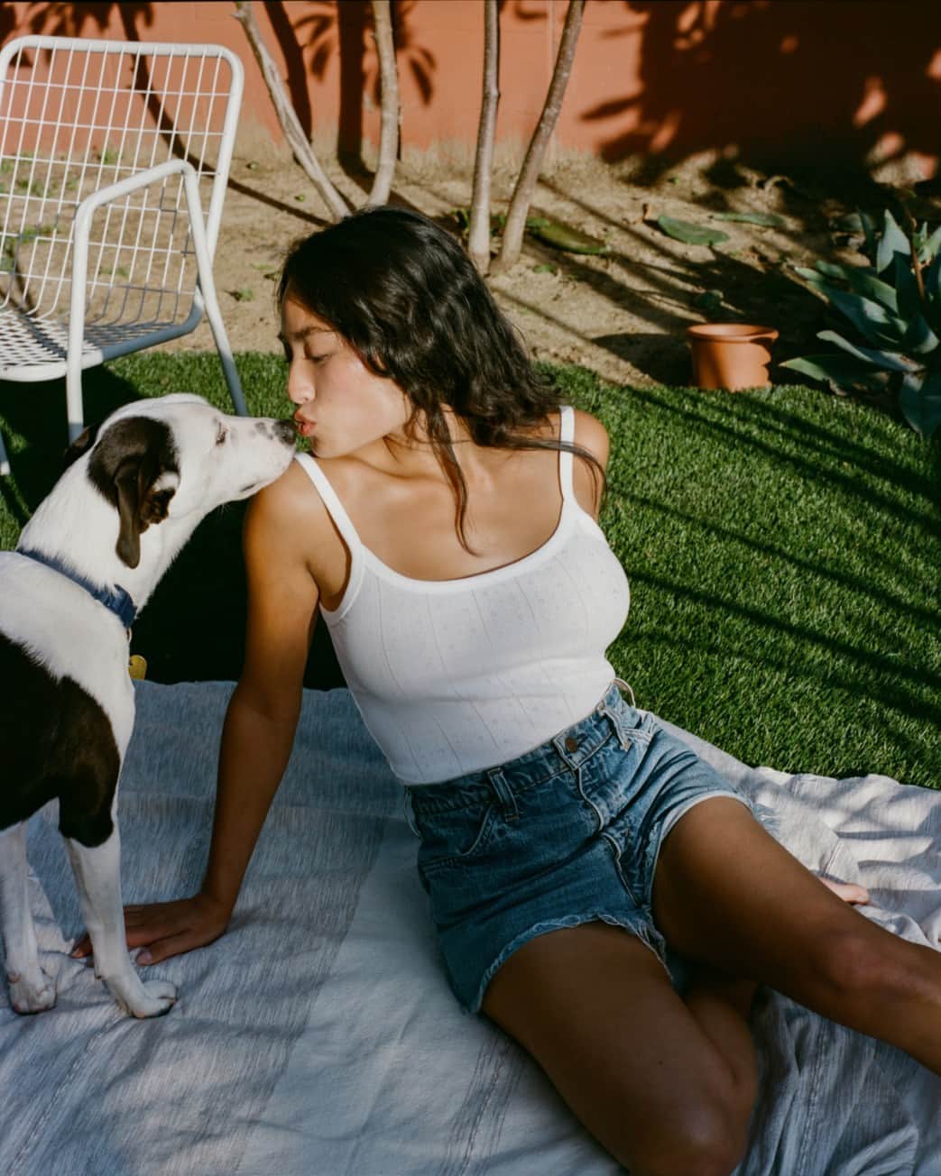 シモンカミールのインスタグラム：「Pointelle pairs best with: dog kisses. ​​​​​​​​​  Shop the wardrobe staple today. 🤍」