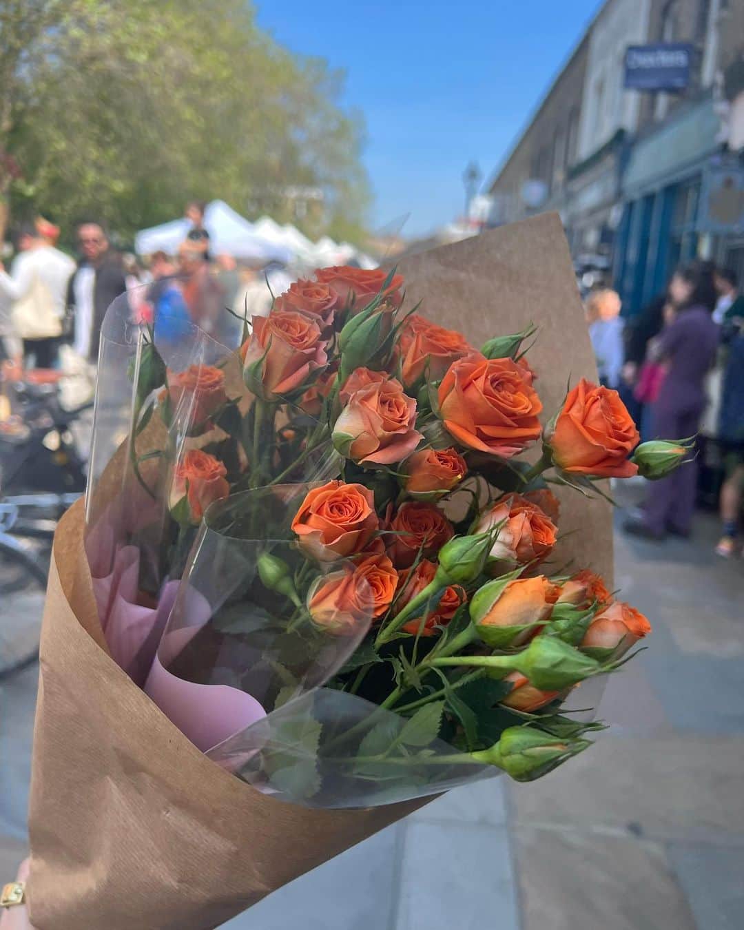 神谷由香さんのインスタグラム写真 - (神谷由香Instagram)「#colombiaflowermarket   こないだロンドンで初めてフラワーマーケットに💐  毎週日曜はいろんなところでマーケットが開かれてるよ🥰  小ぶりなオレンジローズがたまらんかわいい🍊  子供の頃は花より団子だったのに今や花見て感動できる🤣 花火なんか見たらたまに泣きそうになるよ🤣 観葉植物育てたりお花の水変えたりしてるときなんだか 大人になったなぁって思うよ🫠笑  素敵な歳の重ね方していきたい💫 みんなの知見あったら教えて欲しい🥰  #flowermarket #フラワーマーケット　#london #ロンドン」5月31日 9時03分 - kamiya_yuka_