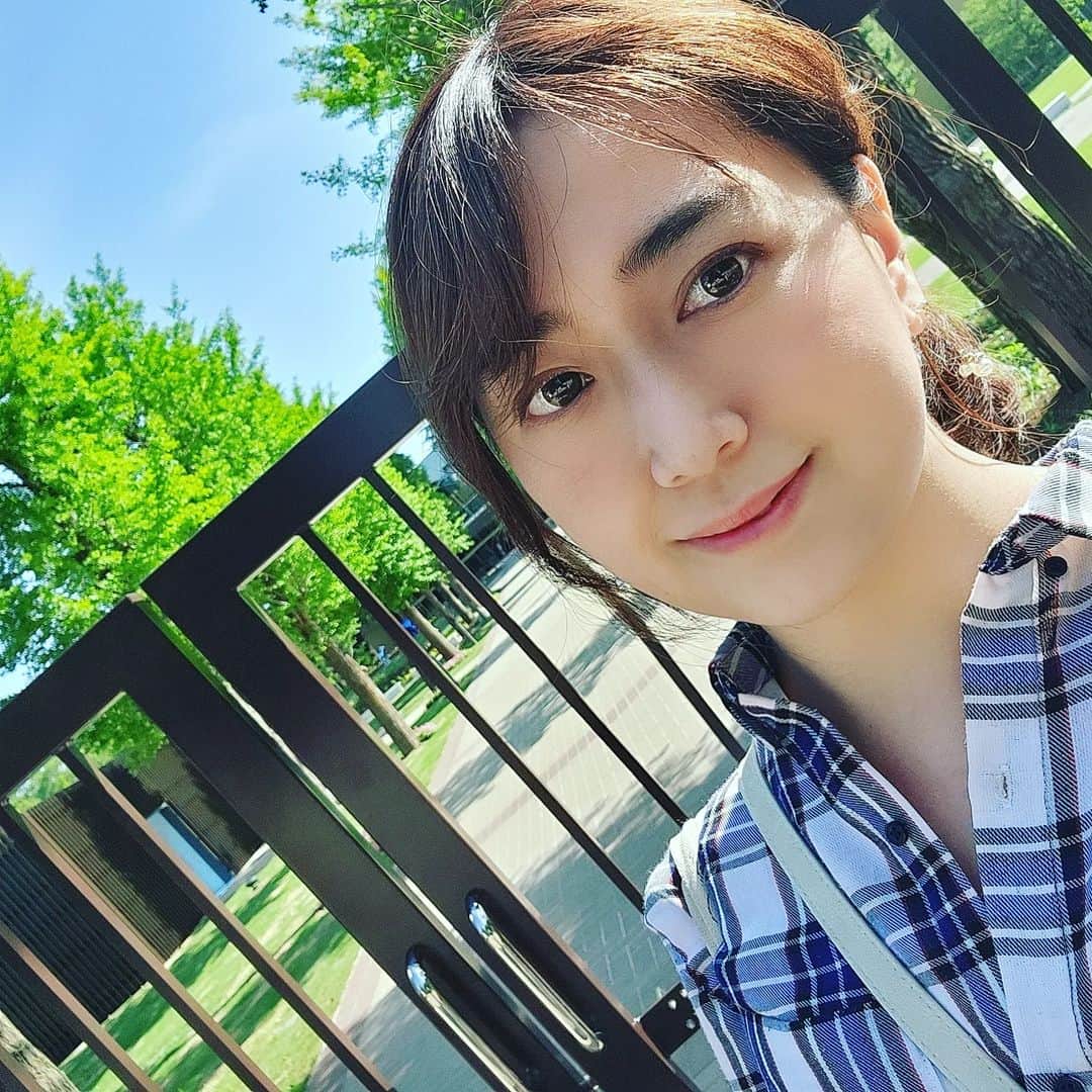 矢田優季のインスタグラム：「. ロケ記録φ(．．)🌸  分かる人には分かるホットな場所の前で🪄⁡⁡ ⁡ ⁡写真拡大すると特徴的な"Ｐ"が🤭⁡⁡ ⁡園内入ってすぐくらいからロゴが良く見えてましたよー！  ⁡ いまホットな⁡練馬区！⁡ 話題のあの場所がある練馬城址公園でのロケ⁡⁡で、 今回は⁡防災拠点としての紹介をさせて頂きました！⁡ ⁡⁡⁡⁡ ⁡ ⁡電気が遮断されても使えるようにソーラーパネルを備えた街灯。⁡ ⁡⁡ 炊き出し時などかまどに変わるベンチ。⁡ ⁡ など ⁡⁡ 緊急避難先として、万が一の時に地域の皆さんが⁡ ⁡「少しでも快適に過ごせるように」という思いやりが詰まったあたたかな公園です✨ ⁡⁡ ⁡ ⁡⁡ ちなみに、話題の大型スタジオ施設の中には入っていません笑⁡⁡⁡⁡ ⁡外からでも庭のオブジェなどは良く見えましたし、作業員の皆さんほとんど欧米系の方々だったので、この中はまるで外国の様でした！ ⁡オープンしたら取材でもロケでも絶対に行きたい！⁡⁡ ⁡ ⁡朝ドラに魔法界に、今練馬区熱くなっています🔥⁡ ぜひ皆さん足をのばしてみてはいかがでしょうか❤⁡ ⁡⁡ ⁡ーーーーーーーーーーーーーーーーーーーーーー⁡ ⁡衣装は#公園コーデ⁡  ということで⁡⁡ ⁡いつもよりカジュアルなものを✨⁡ ⁡Mila owen(@milaowen_official )のシャツワンピース⁡ ⁡ ⁡⁡サラッと着られて見た目も着心地も涼しげです。 ⁡⁡ ⁡  #女子アナ #アナウンサー #ナレーター #フリーランス⁡ #東京⁡⁡ ⁡#練馬⁡ ⁡#豊島園⁡ ⁡#練馬城址公園⁡ ⁡#公園 #ワーナー⁡ ⁡#女子アナコーデ⁡ ⁡#お仕事コーデ」