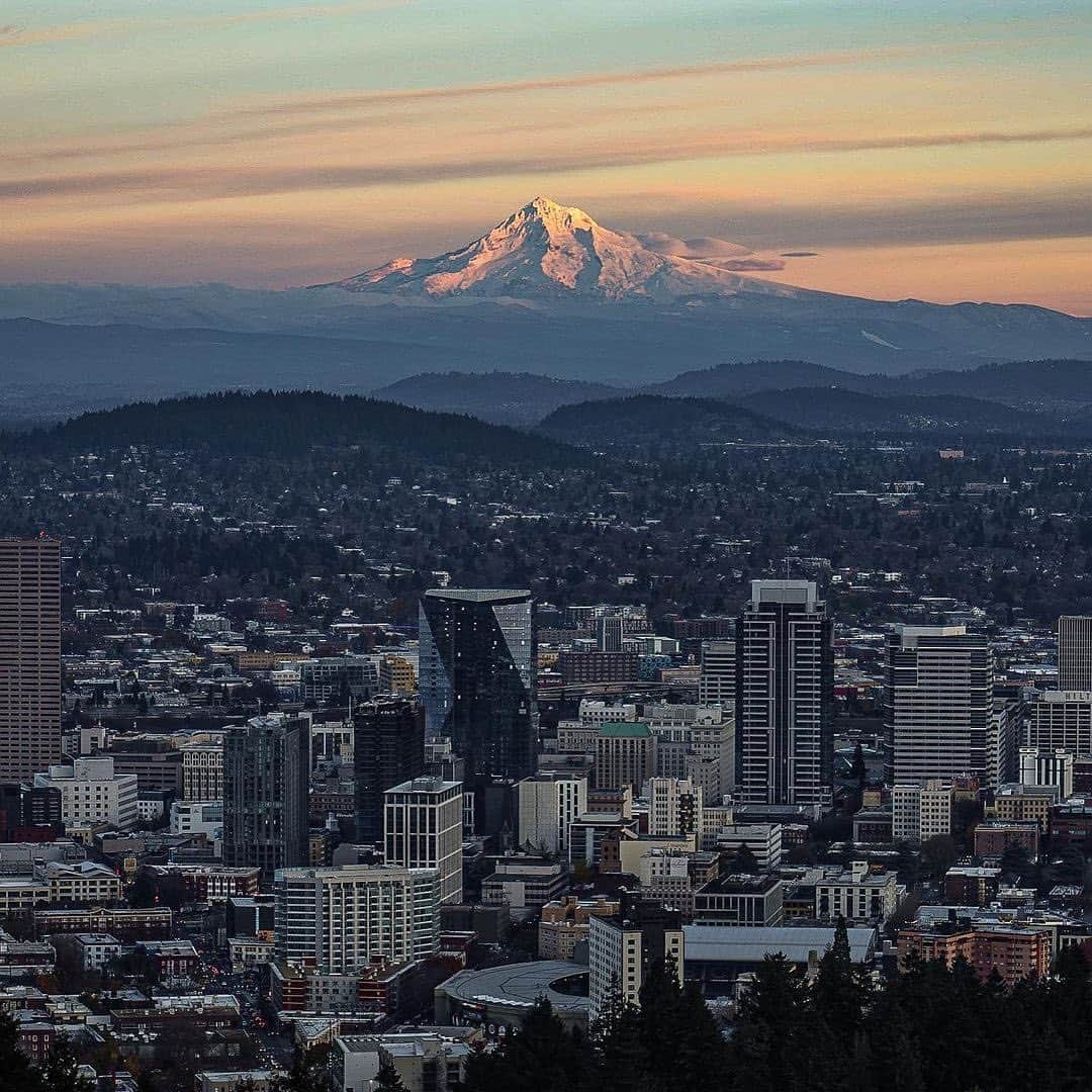 Portlandのインスタグラム：「Portland skyline and the snow-capped peaks of Mt. Hood, a view that never gets old! 🗻🏙️ 📸 @james.is.jumbled  #portland #pnw #oregon #portlandoregon #pacificnorthwest #travelportland #pdx」
