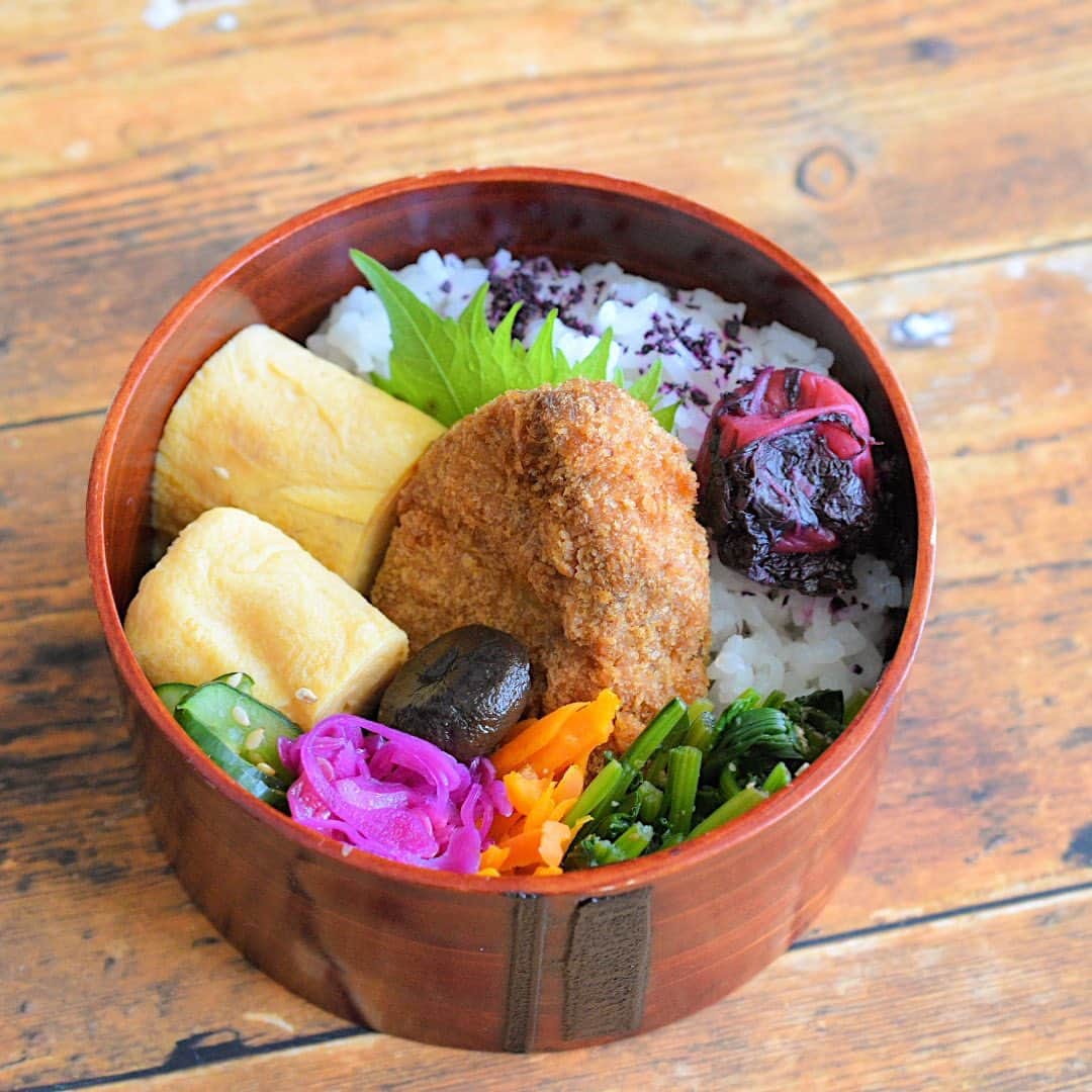 yukiyoのインスタグラム：「2023.5.31* ・ 今日のお弁当 ・ ごはんにゆかり、梅干し 甘い出汁巻 ヒレカツ ほうれん草ごま和え 人参炒め 椎茸甘辛煮 紫キャベツマリネ おにぎりの具はごま昆布の佃煮 お味噌汁は絹さや、油揚げ ・ 5月ラスト 早いですね〜 ・ 今日のお米は秋田産、ゆきん子舞 あっさり美味しいお米です。 ・ 水曜日、頑張ろう ・ ・ #お弁当 #obento #bento #japanesefood #暮らし #わっぱ #曲げわっぱ #わっぱ弁当 #igersjp #クロワッサンお弁当部 #クロワッサン普段弁当 #ゆきん子舞」