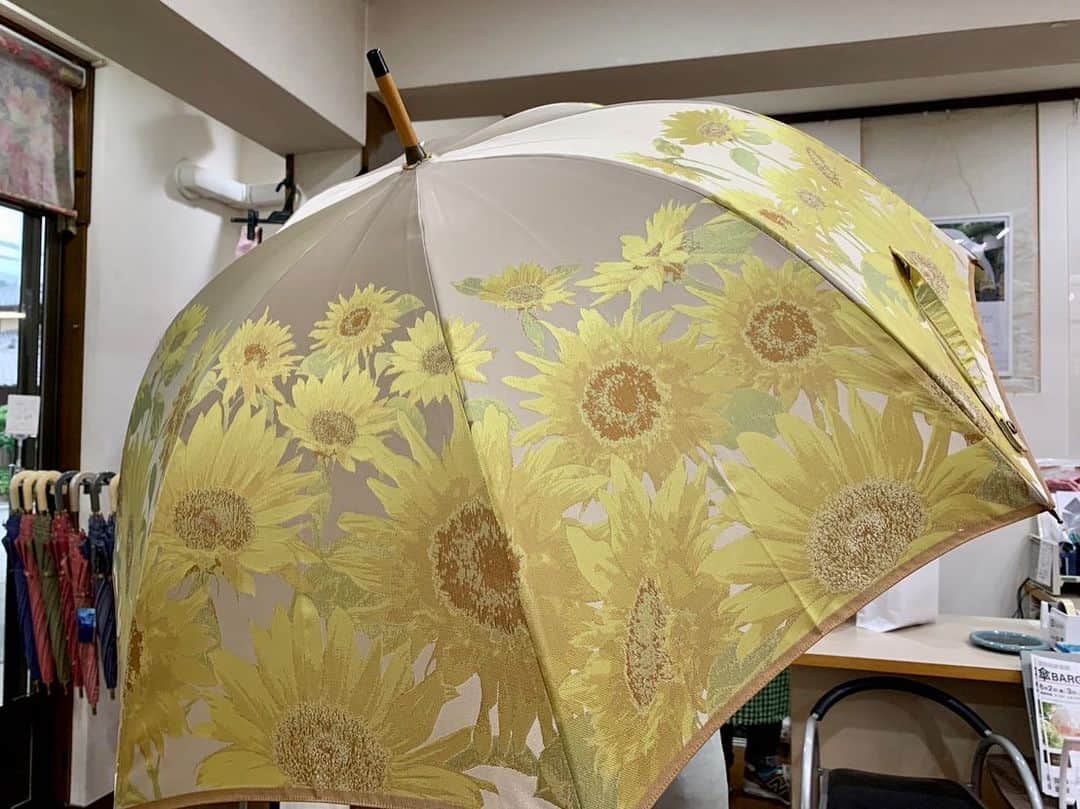 依田司さんのインスタグラム写真 - (依田司Instagram)「5月31日（水） 山梨県西桂町にある『槙田商店』から。創業157年の老舗の傘メーカー。 傘を生地から製造まで担う、まさに傘のプロフェッショナル商店です。生地作りから傘の組み立て行うのは、代表いわく”世界唯一”なんだとか。 生地作りも行う織物のプロが作る傘は…まさに別格。高級感漂う光沢やデザインは唯一無二です。 大量生産は行えない一方、徹底した手作業で品質は折り紙付き。 お気に入りの傘を見つければ雨の日も少しは楽しくなるかもしれませんね。6月2日（金）、3日（土）はバーゲン開催。    #槙田商店 #Righton #ライトオン #依田さん #依田司 #お天気検定 #テレビ朝日 #グッドモーニング #気象予報士 #お天気キャスター #森林インストラクター #グリーンセイバーアドバンス #プロジェクトワイルド #IPCC伝導者 #japan #japantrip #japantravel #unknownjapan #japanAdventure #japanlife #lifeinjapan #instagramjapan #instajapan #療癒 #ilovejapan #weather #weathercaster #weatherforecast」5月31日 9時20分 - tsukasa_yoda