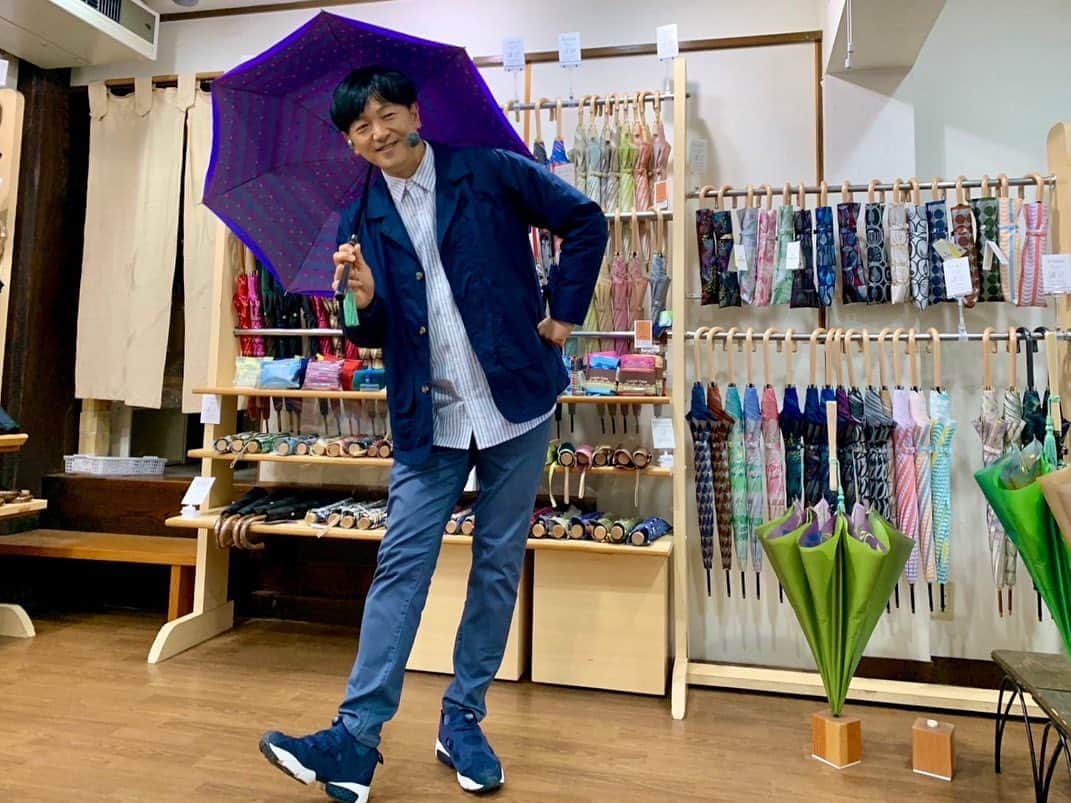 依田司さんのインスタグラム写真 - (依田司Instagram)「5月31日（水） 山梨県西桂町にある『槙田商店』から。創業157年の老舗の傘メーカー。 傘を生地から製造まで担う、まさに傘のプロフェッショナル商店です。生地作りから傘の組み立て行うのは、代表いわく”世界唯一”なんだとか。 生地作りも行う織物のプロが作る傘は…まさに別格。高級感漂う光沢やデザインは唯一無二です。 大量生産は行えない一方、徹底した手作業で品質は折り紙付き。 お気に入りの傘を見つければ雨の日も少しは楽しくなるかもしれませんね。6月2日（金）、3日（土）はバーゲン開催。    #槙田商店 #Righton #ライトオン #依田さん #依田司 #お天気検定 #テレビ朝日 #グッドモーニング #気象予報士 #お天気キャスター #森林インストラクター #グリーンセイバーアドバンス #プロジェクトワイルド #IPCC伝導者 #japan #japantrip #japantravel #unknownjapan #japanAdventure #japanlife #lifeinjapan #instagramjapan #instajapan #療癒 #ilovejapan #weather #weathercaster #weatherforecast」5月31日 9時20分 - tsukasa_yoda