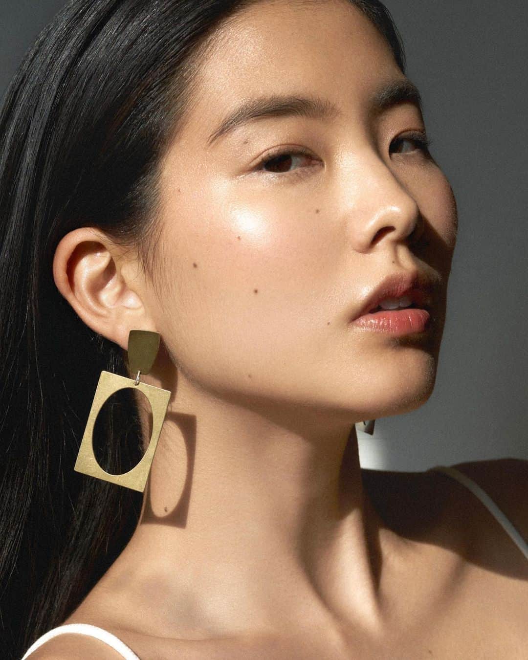 あゆみテレサのインスタグラム：「golden✨  photo @haileyliu  hmu @lupemoreno_mua」