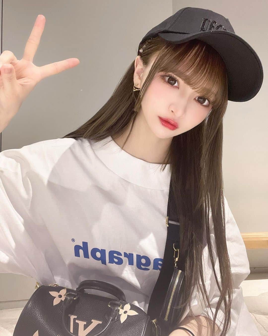 のインスタグラム：「暑い日は黙ってTシャツ1枚パンツ1枚() ( ᜊ°-° )ᜊ  #kirshgirl #kirsh #kirshパーカー #kirshトレーナー #KIRSH #スニーカー #韓国ファッション #韓国コーデ #韓国ブランド #韓国メイク #ドットケーオーエム #kom  #paragraphトレーナー #paragraphパーカー #paragraph韓国 #kirshgirl #kirshパーカー  #パラグラフ  #パラグラフコーデ  #パラグラフトレーナー  #paragraph #オシャレ女子  #ストリート系女子  #tシャツコーデ  #tシャツ  #tシャツワンピ  #韓国コスメ  #韓国ブランド」
