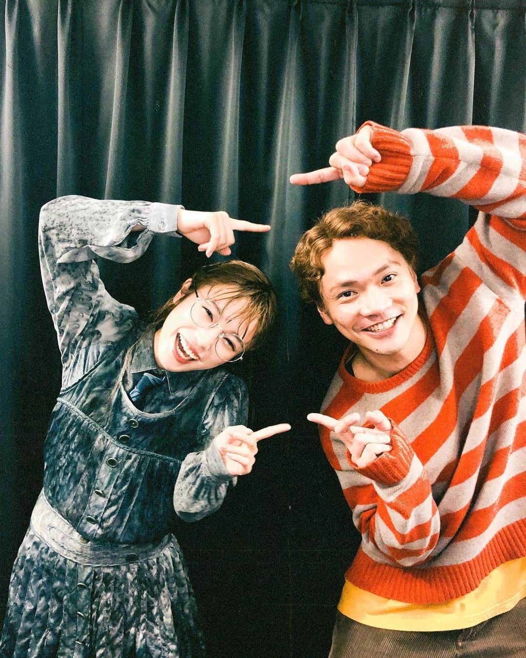 美山加恋のインスタグラム：「本日1stシーズン千穐楽。 いよいよ成仏の時。 私は夜公演に出演します。 あと1回。🚽  実感ない！！！笑  はやたさんとの袖でのやりとりももう最後か…  ポリーで会うといつも私の水筒を差し出してくれて、 マートルで帰ってくるとなぜかいつも深々と一礼してくれて、 私が歩いてる後ろ姿をみて、戦闘後の後ろ姿なんよって言ってくれる。 嬉しかった。笑  みんなの芝居をすごくよくみていて、ちょっとでも変えるとすぐ気づいてくれる。  いつも元気をありがとうございました☺︎  さぁ、今日は夜公演のみ！ 昼はももちゃんに任せて、頑張ってきます！ 夜会いましょう！  #舞台ハリポタ #呪いの子」