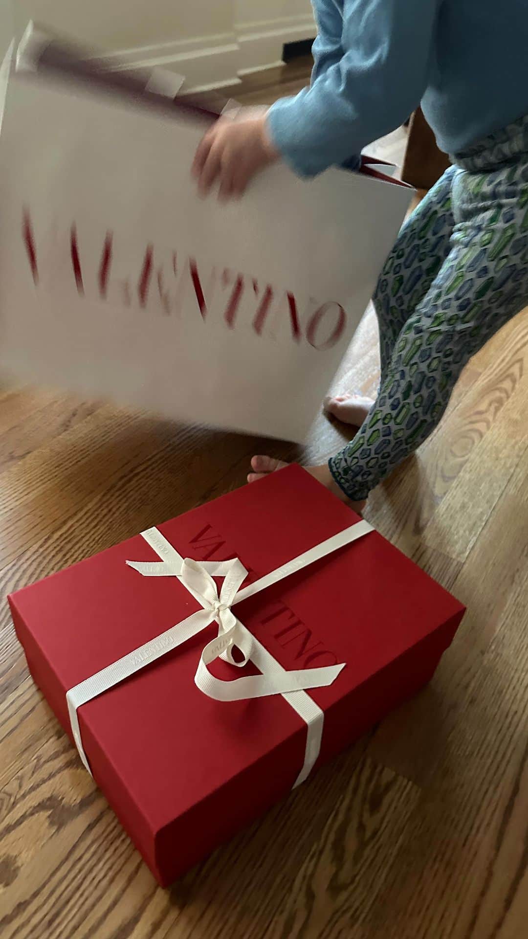 エヴァ・チェンのインスタグラム：「River’s first and last @maisonvalentino unboxing 😂」