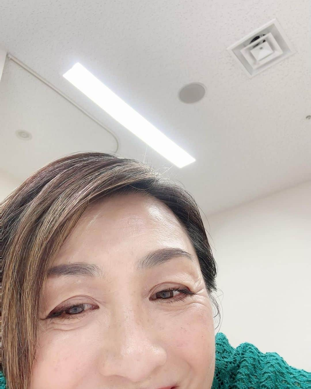 香坂みゆきさんのインスタグラム写真 - (香坂みゆきInstagram)「今日はインスタライブです〜 夜の8時くらいから❣️ 行き当たりばったりのお喋りと 大笑い🤣と歌と🎵 お時間ありましたら覗きにきてくださいね〜‼️  #インスタライブ  #喋る  #笑う  #歌う  #❤️  @musaseri」5月31日 9時31分 - miyuky__way