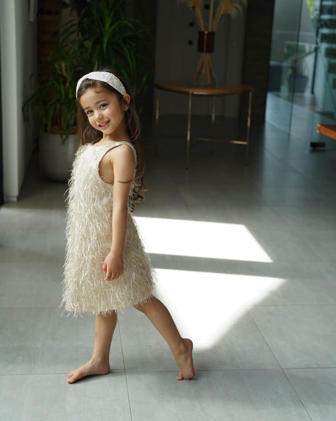 大橋菜央のインスタグラム：「To papa-daughter dance party💃 . . . 週末、Miaはお友達に誘われて パパと娘のダンスパーティーへ🪅 . パパと娘が一緒に楽しめるイベントなんてめっちゃ素敵な企画✨ ヘアメイクの予約ができず家でメイクしたら 急にMiaがティーンエイジャーに見えて 嬉しくもあり寂しくもあり🥹 . . . dress & hairband @zarakids  . . . #zaraのドレスは3人かぶり #お揃いで嬉しかったそう☺️ #miababyliving」