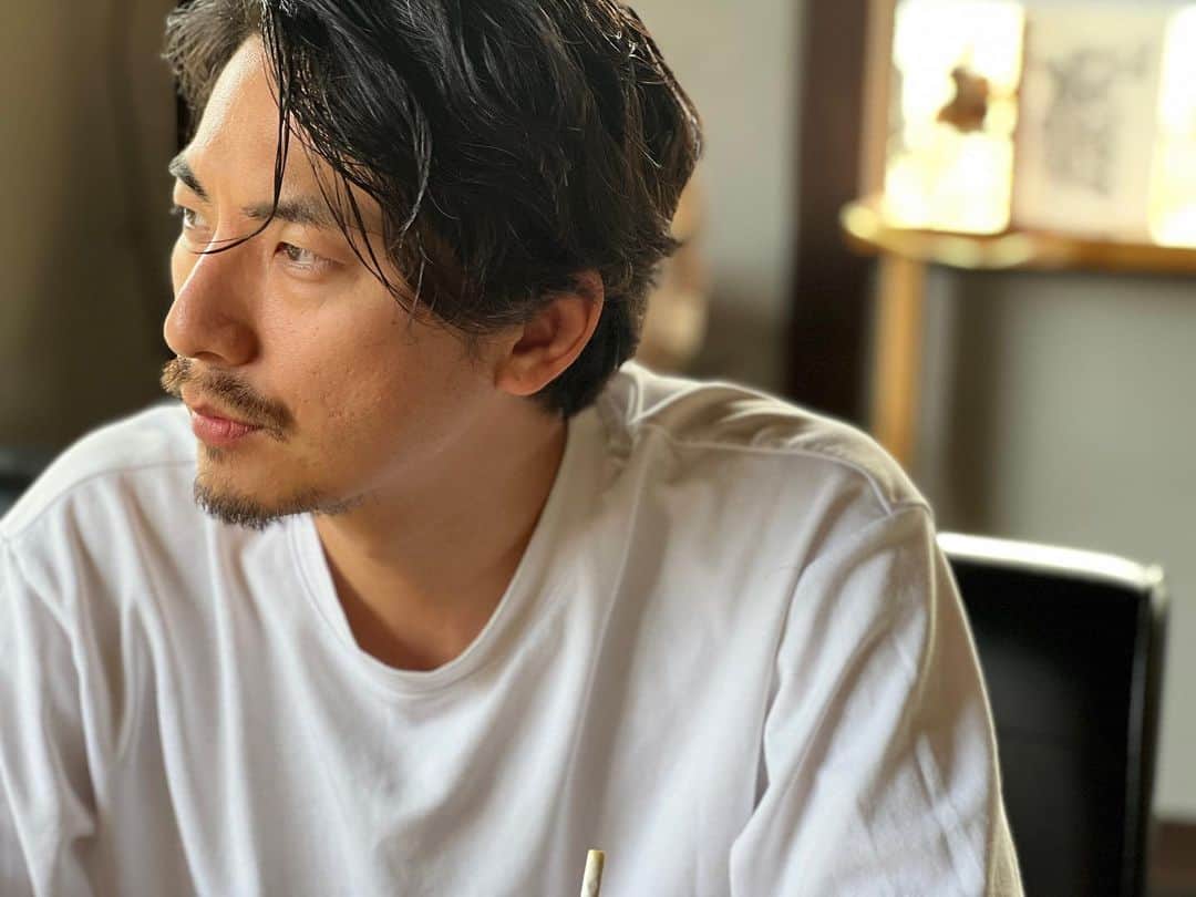 上山竜治のインスタグラム：「アイスを食べるか悩んでる顔です。」