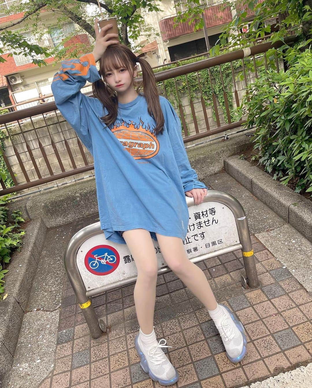 のインスタグラム：「今日は寒い( ᜊ°-° )ᜊ(眩しくて目があかなかったの)  #kirshgirl #kirsh #kirshパーカー #kirshトレーナー #KIRSH #スニーカー #韓国ファッション #韓国コーデ #韓国ブランド #韓国メイク #ドットケーオーエム #kom  #paragraphトレーナー #paragraphパーカー #paragraph韓国 #kirshgirl #kirshパーカー  #パラグラフ  #パラグラフコーデ  #パラグラフトレーナー  #paragraph #スニーカー女子  #スニーカー好きな人と繋がりたい  #スニーカーコーデ  #groundsスニーカー  #grounds」