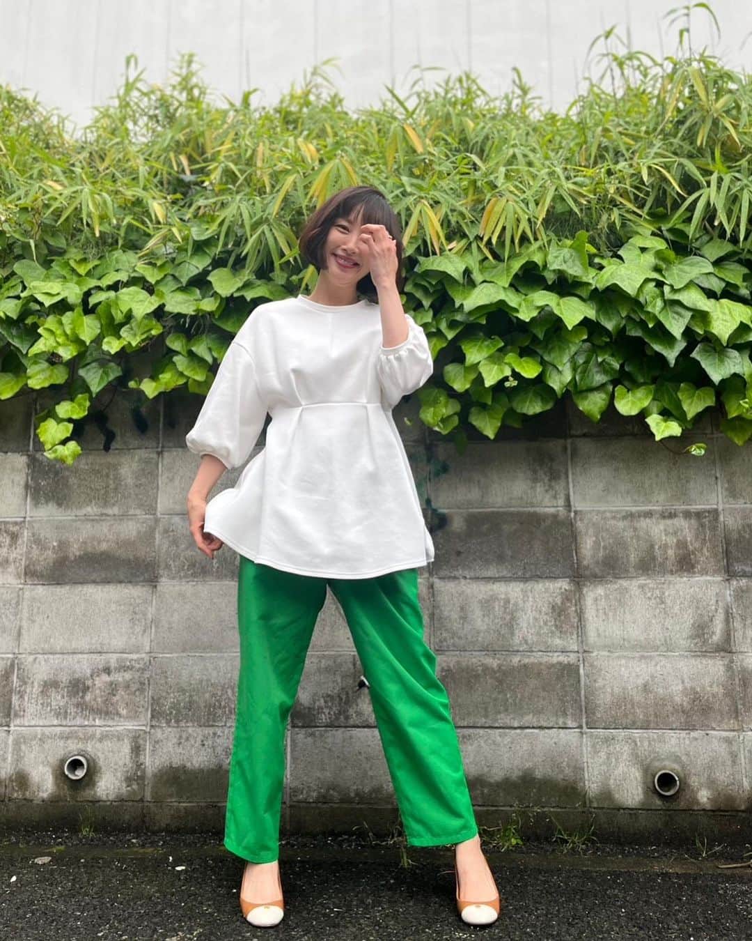 山口もえのインスタグラム：「・  グリーンのボトムスに 白のトップス 最近のお気に入り♡♡♡ 週３回は着てる！！笑  6/1(木)11:55〜13:55 NTV「ヒルナンデス！」  #tv #ヒルナンデス  #お気に入り は #毎日着たいタイプです #もちろん #洗濯しとるで♡♡♡ #笑」