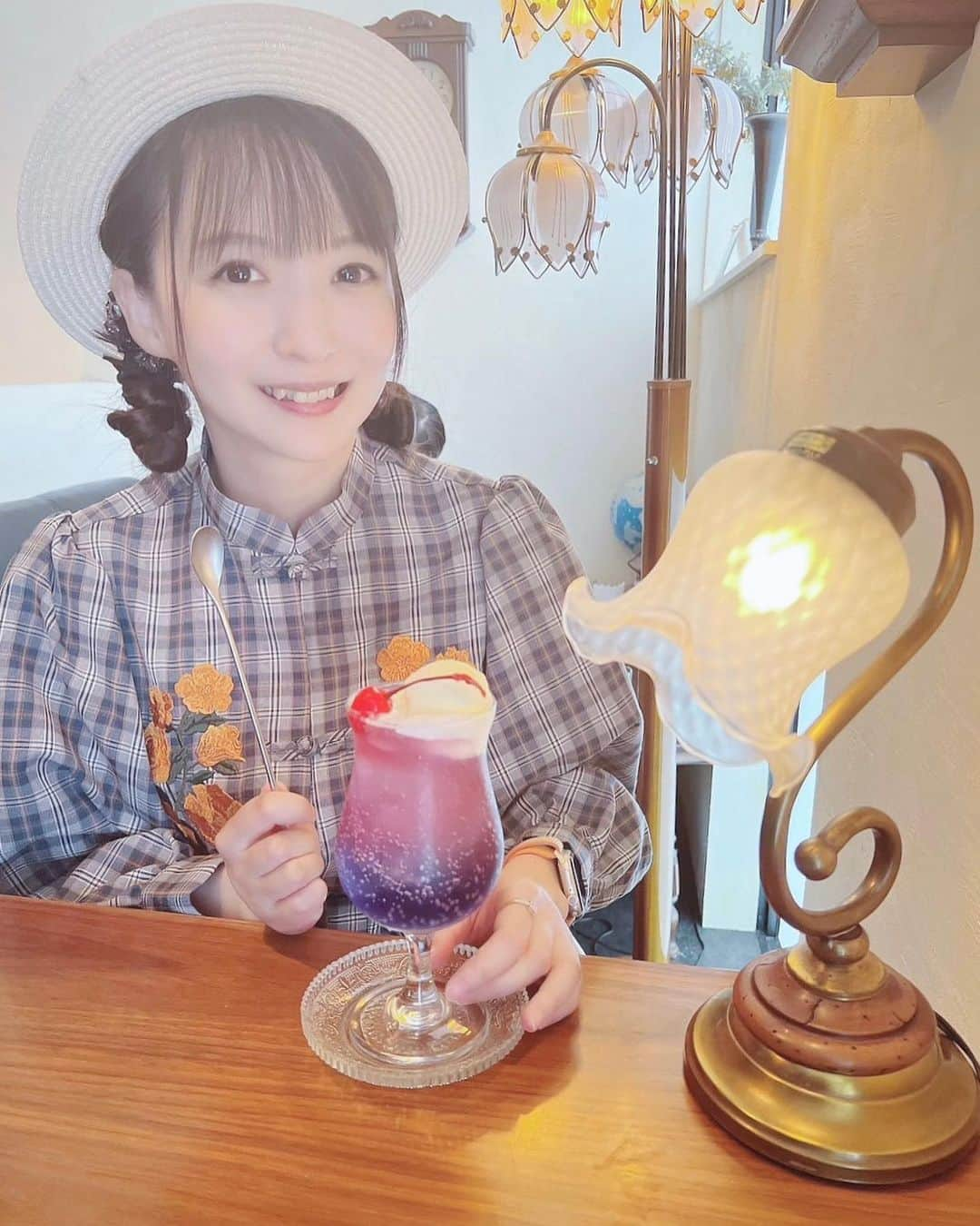 紗々さんのインスタグラム写真 - (紗々Instagram)「お誘いいただき #旅する喫茶 へ🧳✨  行ってみたいなーと前々から思っていたのですが、そうとは全く知らない友達からのお誘いで。二つ返事で飛びつきました🤭！  旅する喫茶だから、旅感出るかな？と #カンカン帽 かぶって行きましたw👒  土日は予約制みたいですが、平日の開店直後はすんなり入れてラッキー✨  机の引き出しには本やら寄せ書きノートやら📖わくわくしますね♫  #クリームソーダ職人 さんのクリームソーダはもちろん、カレーも美味しいという噂で(ﾟωﾟ)🍛  チキンカレーと限定のレモンクリームカレーのあいがけに✨さらに、炙りチーズトッピング！  スパイスもしっかり効いていて超美味しいカレー🍛🥰❣️ あいがけも大正解！！✨ あぁ最高ー🥳カレーだいすき！  クリームソーダは「 #茜色のクリームソーダ 」に。  やっぱり職人のグラデーションクリームソーダを飲みたいな…！と。  可愛いし、綺麗だし、美味しい🥰✨✨  しかし氷入りの飲み物を飲むとすぐ体が冷えてしまうので、カーディガン持って行って良かったです😇  プリンも食べてみたかったけどお腹の容量限界で。 また絶対行きたいです(*´艸`*)🍮✨  高円寺散歩も楽しかったなー❣️ 写真いっぱいありがとー📷✨ 歩いてちょっとは痩せたかな😇？  6月からはバタバタするので、良いお休みになりました(*´ω`*)🌸  #クリームソーダ #旅する喫茶高円寺 #高円寺 #チキンカレー #レモンクリームカレー #高円寺カフェ #高円寺グルメ #カフェ巡り #カフェ #喫茶店 #cafe #kouenji #creamsoda #curry #curryrice #japanesegirl #photography #instagram #japan #tabisurukissa」5月31日 20時33分 - 03sasa03