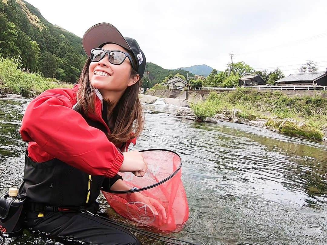 渕上万莉 さんのインスタグラム写真 - (渕上万莉 Instagram)「アユ釣りのYouTubeを作成する時 カメラマンが素敵な写真をいっぱい撮ってくれたからインスタにもUPします😍📸✨  この夏はアユの予定でいっぱいだーー🐟🌴  来月は三重県名張市の #長瀬太郎生川 でYouTube撮影🎥  7月は#大内山川 での#名人杯 はにっしゃんと参加🙌🏽😆🌴🏆  7月29日は最近募集スタートした福井県の九頭竜川中部レディース杯にエントリーします‼️💪🏽🔥  きっと今まで見たことのない景色を見れるんだろうな✨  大好きなイカ釣りと混ざって🦑 夏になるともっと寝る時間を惜しまず釣りするんだろうなぁ😂☀️☀️  下手くそで見苦しいですが 【FUCHIBITE】YouTubeでアユ釣りの成長日記的に動画アップしてます💻✨  上手くなるため、 スパルタ指導のコメントお待ちしてます🙇‍♀️🙏🏽‼️  #アユ釣り #アユ友釣り #ライトスタイル #鮎 #友釣り #釣り #釣りyoutube  #fuchibite #フッチー #渕上万莉」5月31日 20時26分 - mari_fuchigami