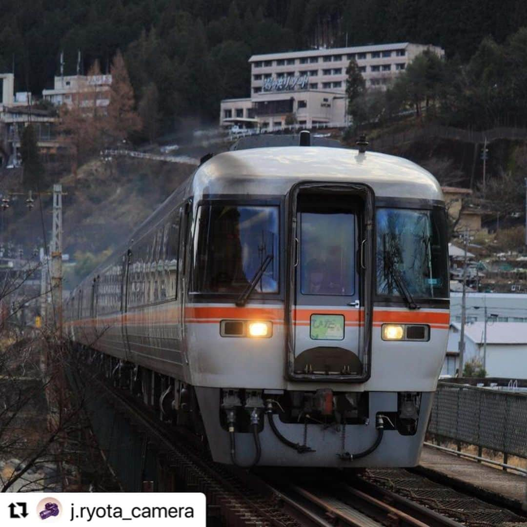 Gero City【下呂市公式アカウント】さんのインスタグラム写真 - (Gero City【下呂市公式アカウント】Instagram)「#Repost @j.ryota_camera with @use.repost ・・・ 下呂から高山へ🚃 ⁡ #下呂 #下呂温泉 #gerostagram #下呂駅 #発車 #幸田 #バックに #高山へ #向かう #懐かしの #キハ85系 #特急ひだ #ワイドビューひだ #加速しながら #鉄橋 #渡る #姿 #カッコよかった #望川館 #付近 #湯之島 #踏切」5月31日 20時29分 - gerostagram