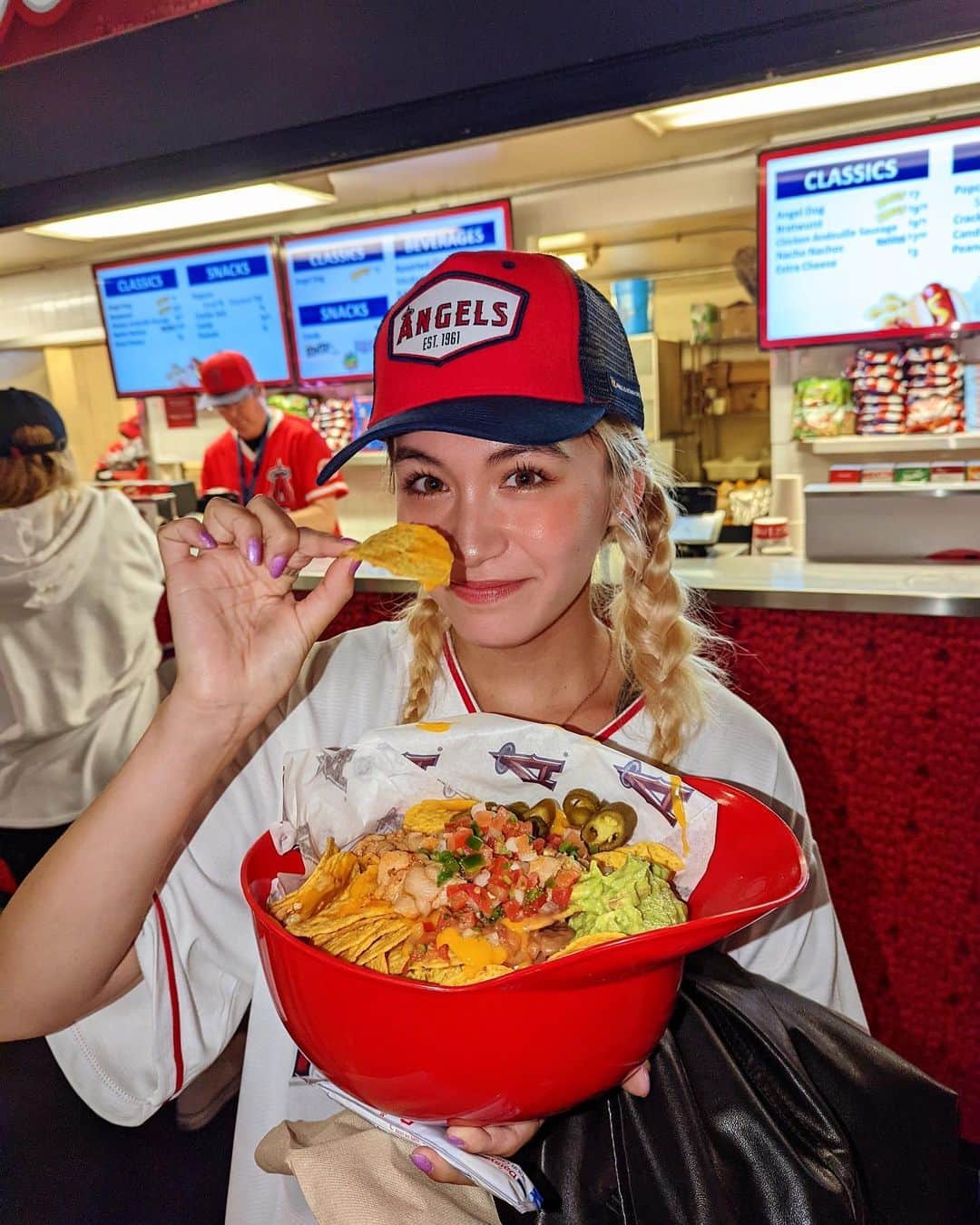 AMIのインスタグラム：「Nachos I bought for a big helmet😋❤️👼」