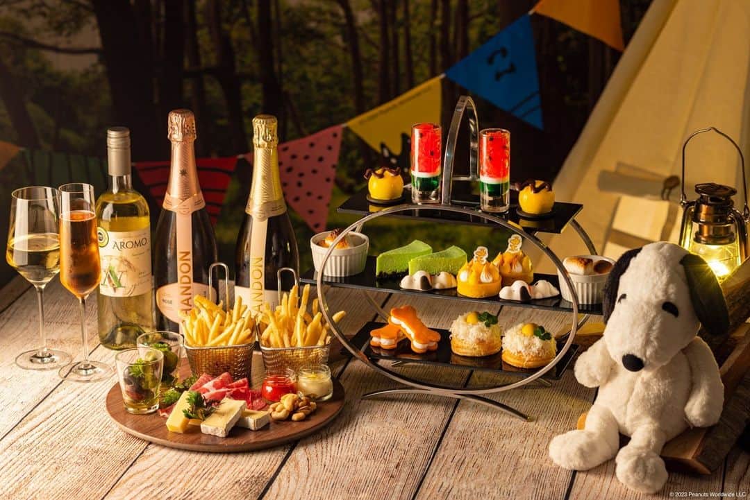 ヒルトン名古屋さんのインスタグラム写真 - (ヒルトン名古屋Instagram)「洗練された空間でお酒と一緒に楽しめるイブニングアフタヌーンティーはいかがですか？  #スヌーピースイーツビュッフェ 「Snoopy’s Summer Camp」の世界観をアフタヌーンティースタイルでお楽しみいただけます✨   シャルキュトリー、チーズ&ナッツ、トリュフ風味のフライドポテト、オリーブマリネなどもご一緒に。 ワイン、シャンパン、オリジナルカクテルなどのドリンクオプションもご用意しております。  ゆっくりと大人な時間をお過ごしください。  詳細・ご予約は @hiltonnagoya よりご覧ください。  #ヒルトン名古屋 #スヌーピーのサマーキャンプ #スイーツビュッフェ #ヒルトンスイーツ #アフタヌーンティー #デザートビュッフェ #ホテルスイーツ #スイーツ #ヌン活 #アフヌン #スヌーピー #ピーナッツ #PEANUTS #スヌーピースイーツビュッフェ #伏見スイーツ #インプレイス33 #hiltonnagoya」5月31日 20時30分 - hiltonnagoya