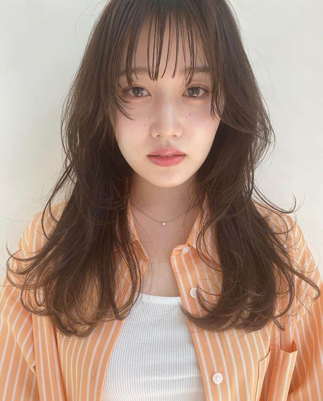 美容室ZACCさんのインスタグラム写真 - (美容室ZACCInstagram)「▶︎stylist @sada_hair   好きな色、苦手な色、なりたい女性像 ライフスタイルなど、一人ひとりとしっかり カウンセリングをして方向性を 一緒に決めていきます。 ⁡ 保存してカウンセリング時にお見せ下さい🌱 ⁡ お気軽にご相談ください✂︎ stylist by ZACC vie定岡広樹  ーーーーーーーーーーーーーーーーーーーーーーーーーー 【ご新規様限定📣】 ZACCホームページのweb予約にて初回10%off🌿 ✔︎全スタイリスト対象（高橋、大野除く） ✔︎ザック全店ご新規様（表参道、銀座） ✔︎平日のみ対象 ✔︎カット、前髪カットのみ対象外  【price】 カット¥7,700→¥6,930 カット+カラー¥17,050→¥15,345 カット+カラー+トリートメント→¥24,200→¥21,780 その他全メニュー対象です🗣 （カットのみ、前髪カットのみ対象外） ーーーーーーーーーーーーーーーーーーーーーーーーーー 東京都港区北青山3-11-7 Aoビル4F 表参道駅B2出口　徒歩30秒 ☎︎03-5468-5882  ⁡ #美容室#zacc#韓国風ヘア#韓国ヘア#レイヤーカット #レイヤースタイル #顔周りカット #顔周りレイヤー #ロングヘア#ロングレイヤー#大人ヘア #大人ヘアカラー #かきあげ前髪 #くびれヘア  #レイヤー #ヘアスタイル  #透明感カラー  #表参道美容室 #ザック#グレージュ #グレージュカラー #大人ヘア #赤み消しカラー#オリーブベージュ #表参道美容師 #青山美容室」5月31日 20時30分 - zacc_hairsalon