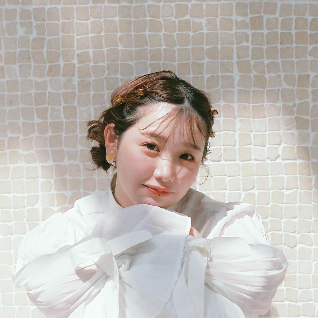 waco⭐️CHACOのインスタグラム：「大、大、大好評のきりまるちゃんコラボ。 本当にたくさんのご注文、誠にありがとうございます。  残り2日となりました！ 6月2日(金)23:59までのご予約です。 再販などはありませんのでお見逃しなく☺️🌷  ＿＿＿＿＿＿＿＿＿＿＿＿＿＿  販売期間 5月26日(金)20:00 〜 6月2日(金) 23:59 販売場所 CHACO ONLINE SHOP お届け 7月下旬予定  ＿＿＿＿＿＿＿＿＿＿＿＿＿＿ ㅤㅤㅤㅤㅤㅤㅤㅤㅤㅤㅤㅤㅤ 購入特典 ①先着200名様にステッカー1枚プレゼント ②1件のご注文につきメッセージポストカード1枚プレゼント (ポストカードのデザインは3種類。デザインはお選びいただけません。ランダムでおつけいたします。)  ＿＿＿＿＿＿＿＿＿＿＿＿＿＿  コラボ商品 ●ころころお花リング ¥1980(税込) 3色 ●ゆらゆらお花アス&イヤリング ¥3520(税込) 3色 ●クリアお花ミニコーム　¥3520(税込) 　2色 ●お花ミニクリップ2個セット ¥1760(税込) 2色 ●原石風お花ピアス＆イヤリング ¥2860(税込) 2色 ●もこもこお花クリップ ¥3630円　(税込) 2色  ＿＿＿＿＿＿＿＿＿＿＿＿＿＿  Model @kirimaruuu  Camera @eiko_chaco  Hairmake @michikononaka  Stylist @chikasugimo__  Directions @wacochaco  ＿＿＿＿＿＿＿＿＿＿＿＿＿＿」