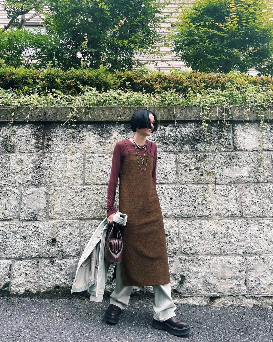宮城舞さんのインスタグラム写真 - (宮城舞Instagram)「@seya_voyage の デニムのセットアップに @hm のギラギラブラウンワンピ🤎  大人がギラギラ着るの 可愛いよね？🥰  寒いと思いきや なんか暑かったり 体がしんどくなる天気だったけど 可愛いお洋服で気分あぎゃった‼️  #今日の宮城はん #HM #エイチアンドエム」5月31日 20時31分 - mai_miyagi