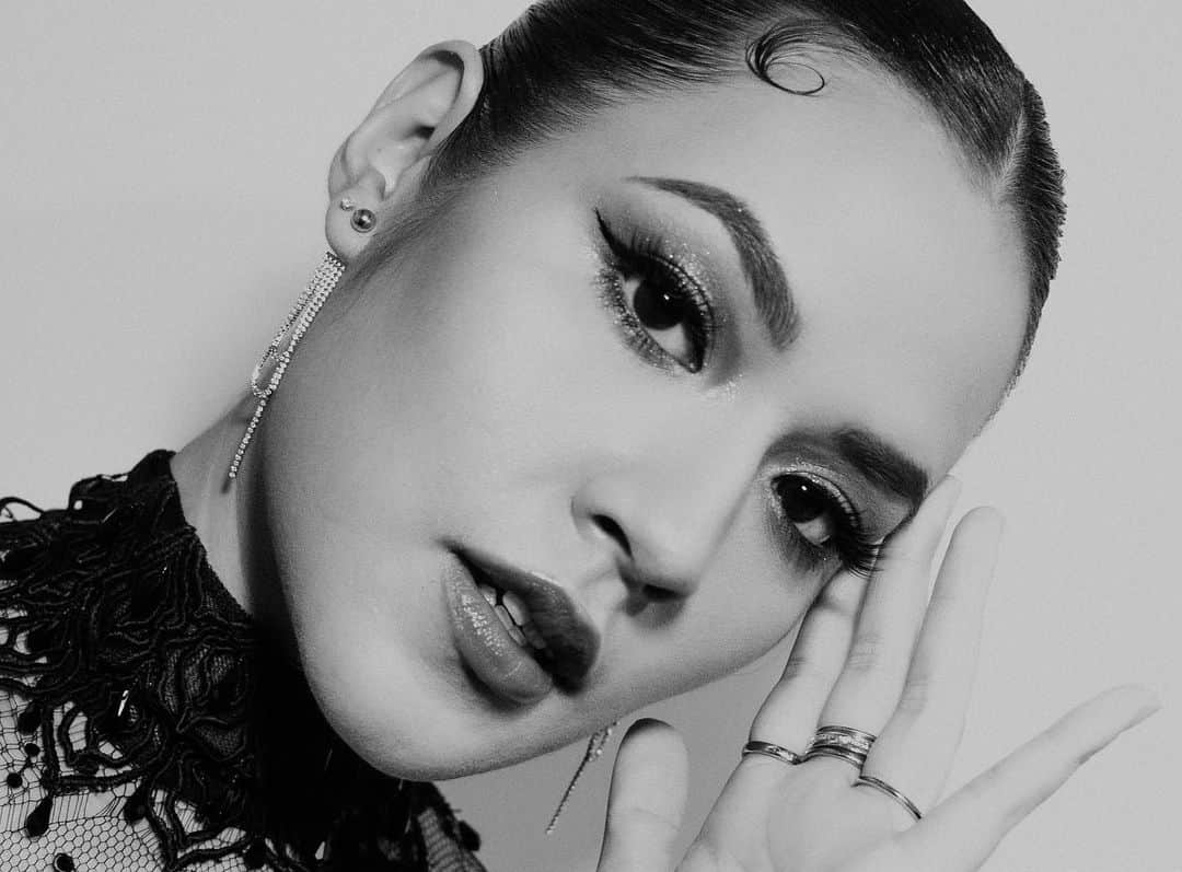 Raisa Andrianaのインスタグラム：「Look into my eyes..」